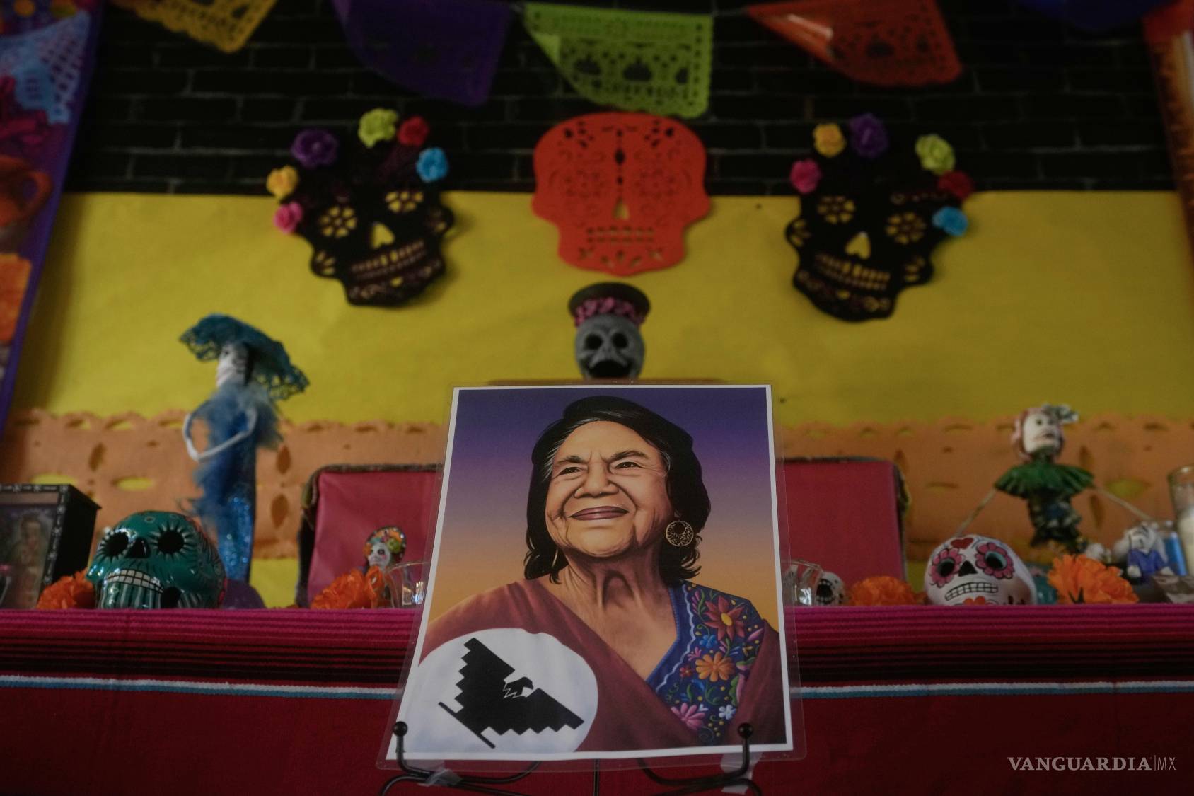 $!Una fotografía de la fallecida Dolores Huerta se exhibe como parte de un altar del Día de los Muertos en la Escuela Primaria Dolores Huerta, el miércoles 28 de octubre de 2026, en San Francisco.
