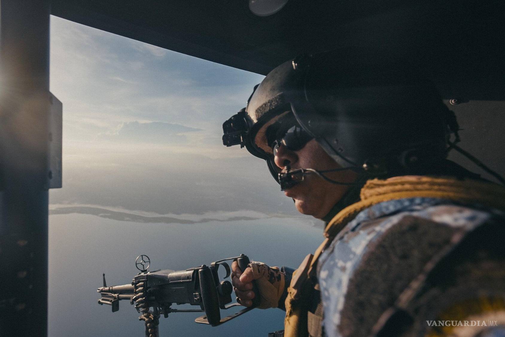 $!Un artillero salvadoreño en un helicóptero UH-1N Twin Huey durante un patrullaje aéreo sobre Puerto Príncipe el mes pasado.