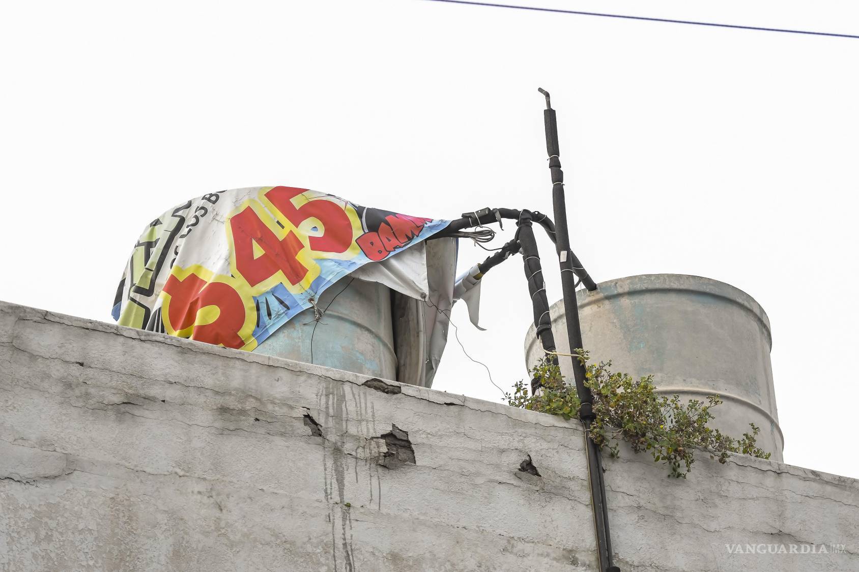 $!Tinacos, cables, anuncios improvisados y vegetación forman parte del paisaje que permanece oculto sobre las fachadas. Los techos del Centro revelan una ciudad menos monumental: adaptada, remendada y todavía en uso.