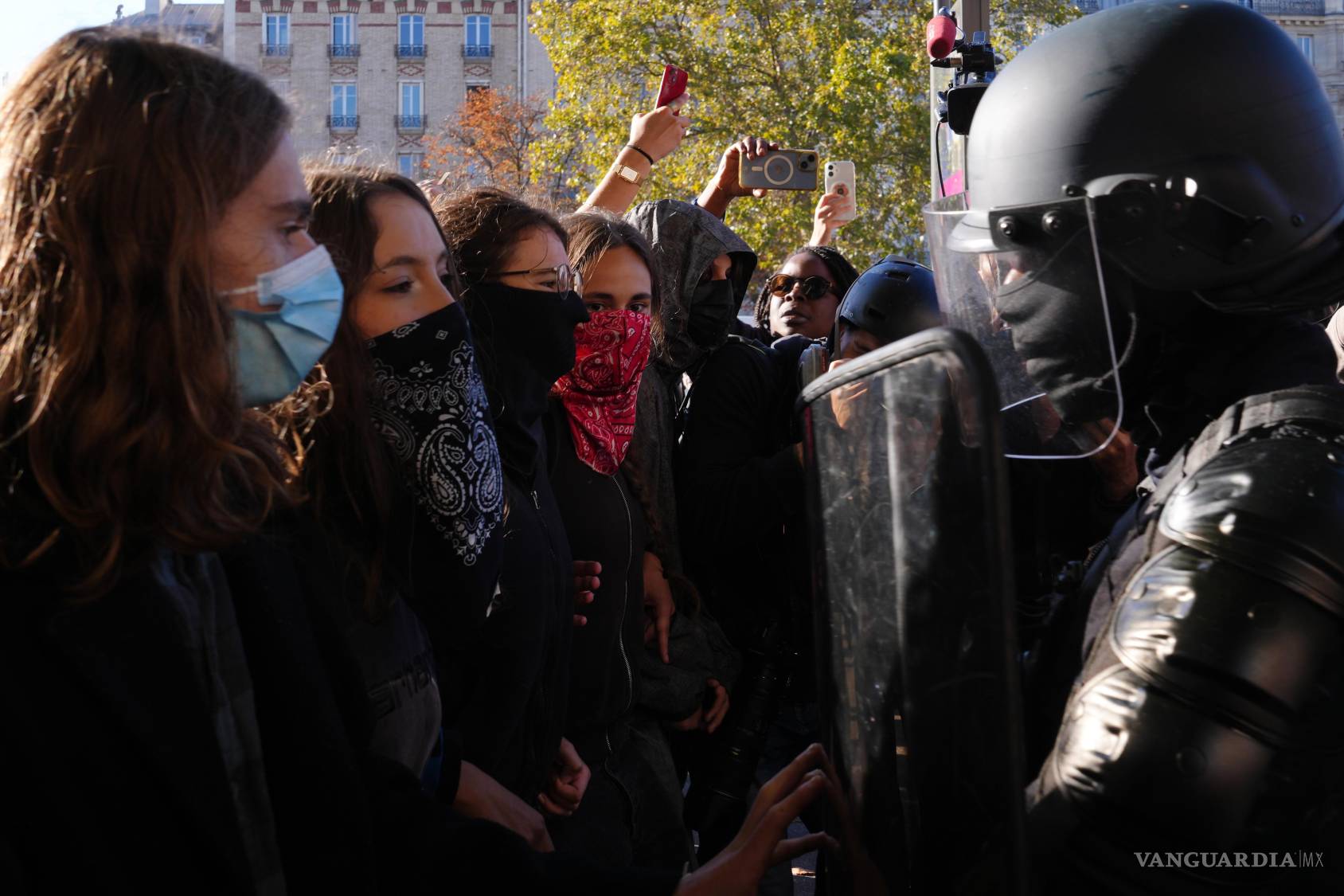 $!Estudiantes se enfrentan a agentes de policía frente al instituto Helene Boucher durante una protesta contra la falta de recursos en las escuelas, en París, el jueves 8 de octubre de 2026.