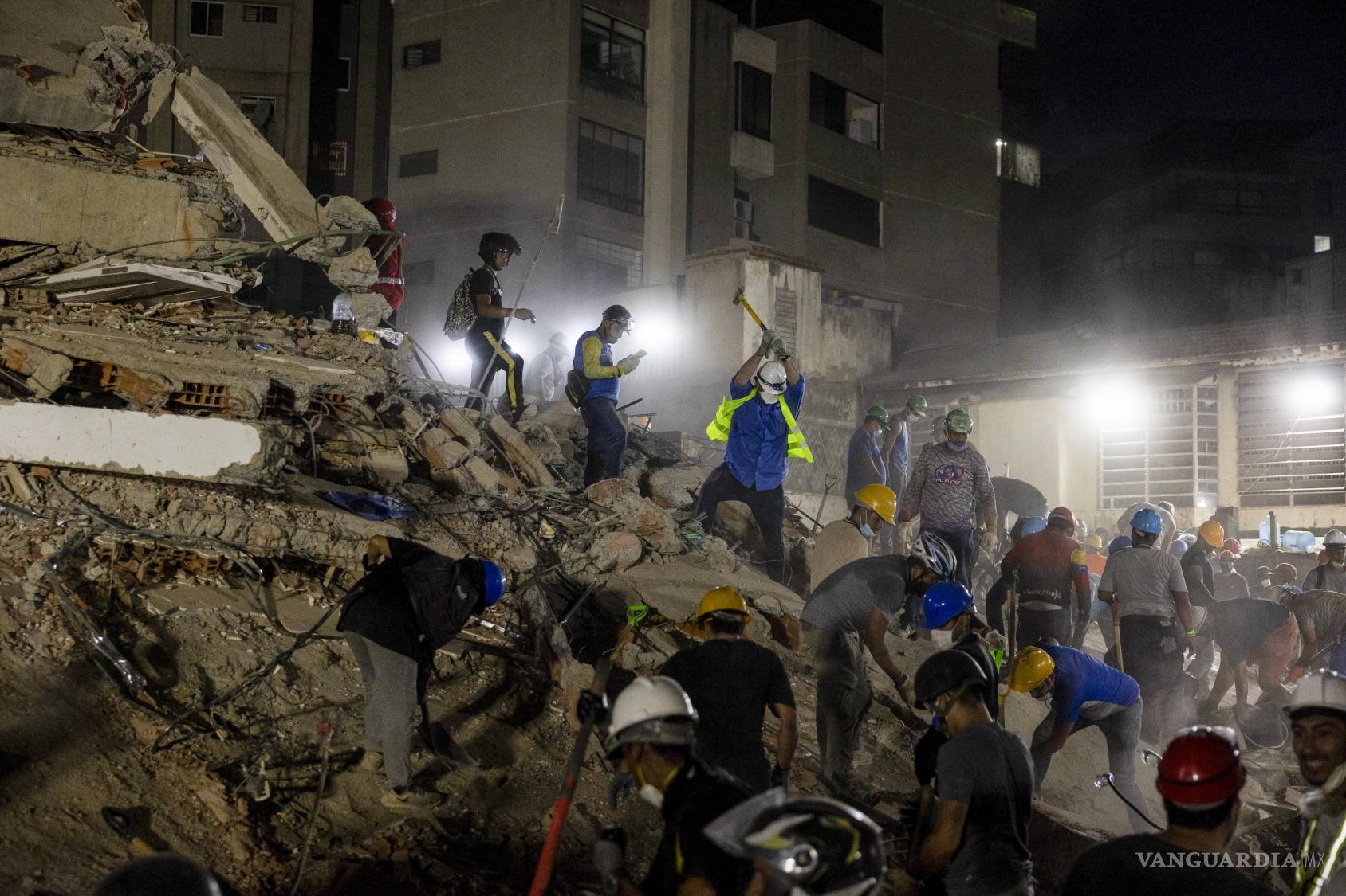 $!Más de tres días después de que dos terremotos devastaran la costa venezolana, las labores de rescate se vieron afectadas por el caos y las demoras, mientras disminuían las posibilidades de encontrar sobrevivientes.