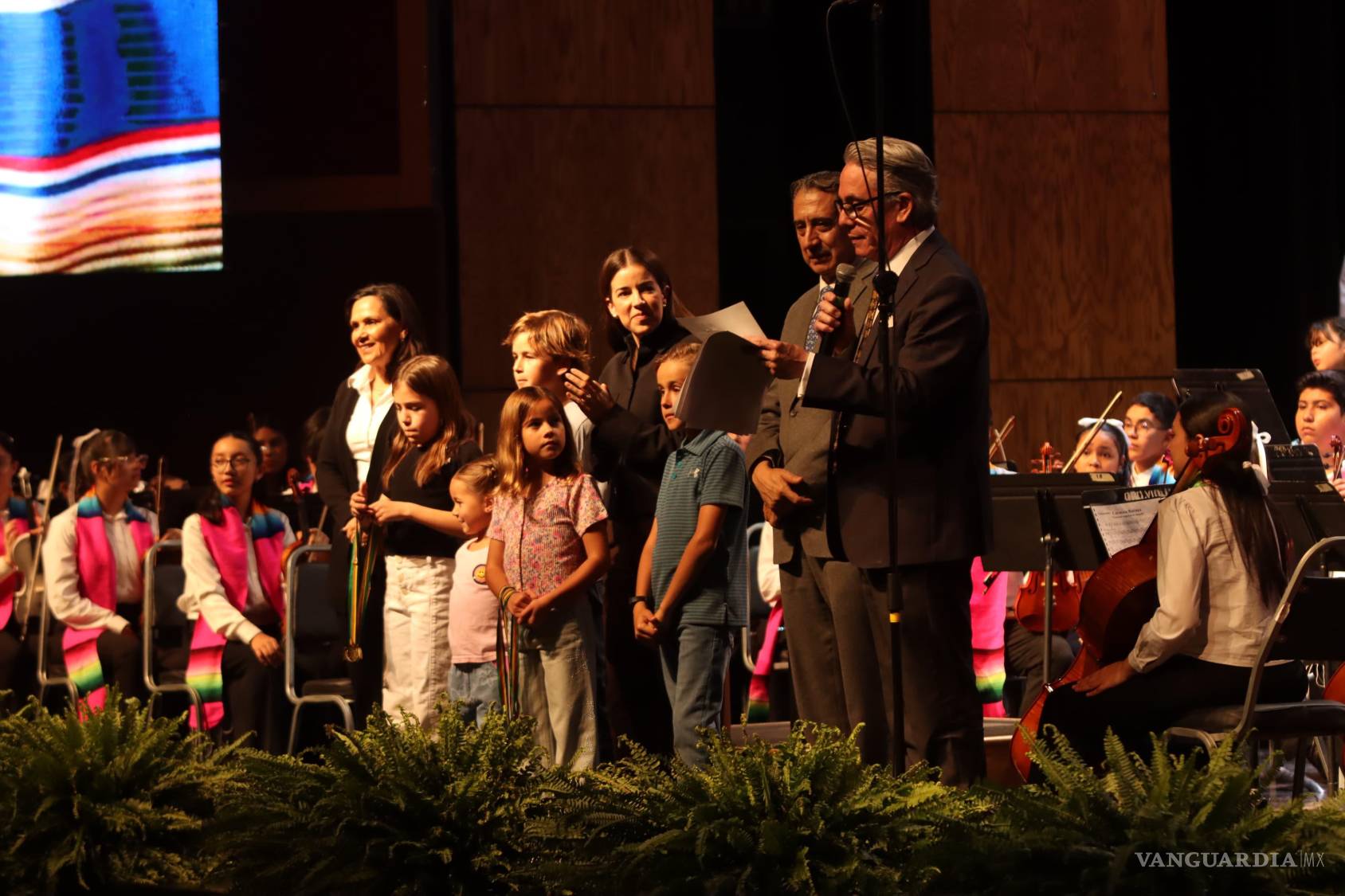 $!Debuta la Orquesta y Coro Esperanza Azteca DIF Coahuila con teatro lleno y ovación de pie