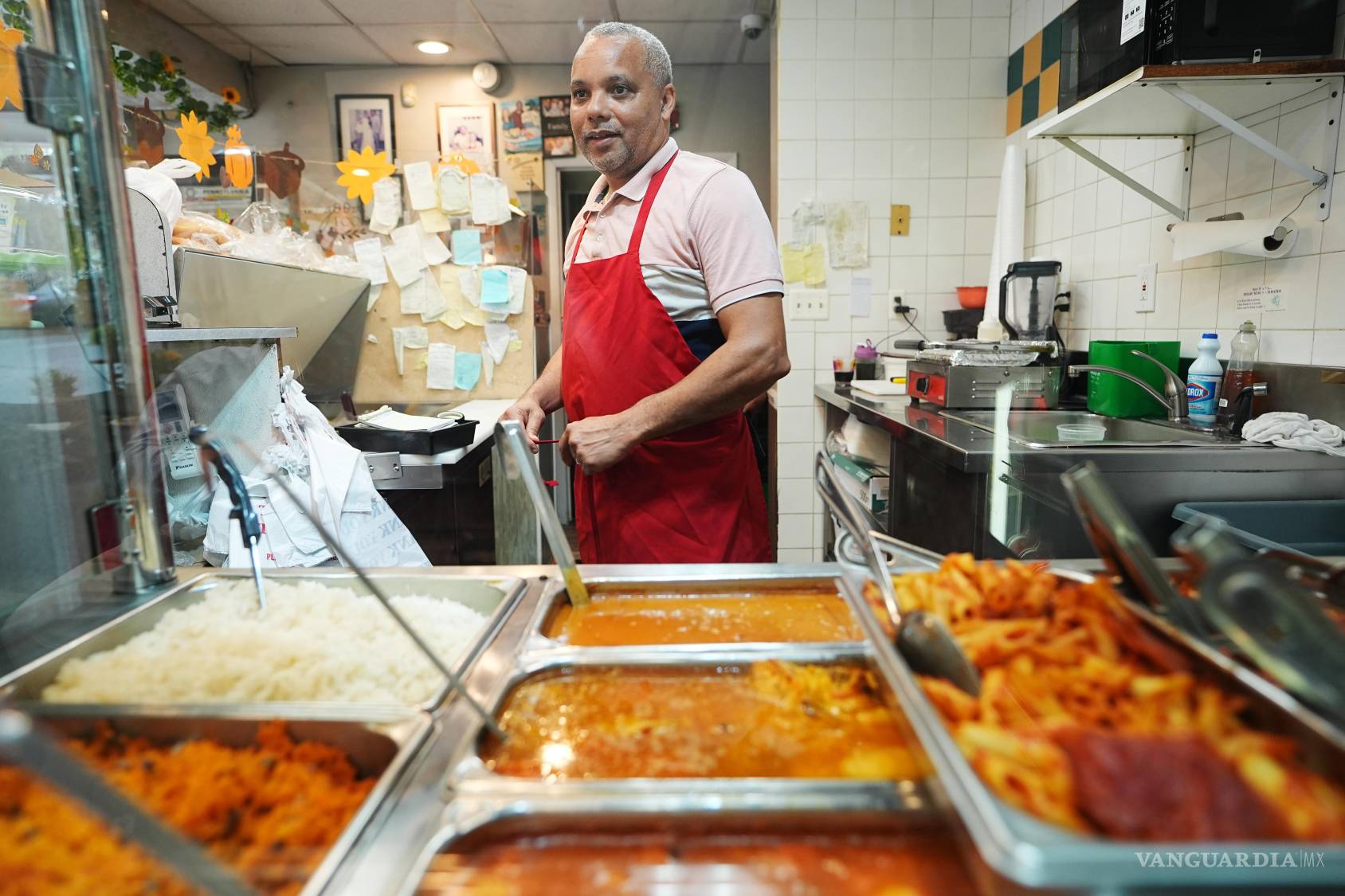 $!Alberto Pena, quien dirige el restaurante Las Palmas, donde se sirve comida dominicana, en el establecimiento que administra en Allentown, Pensilvania.
