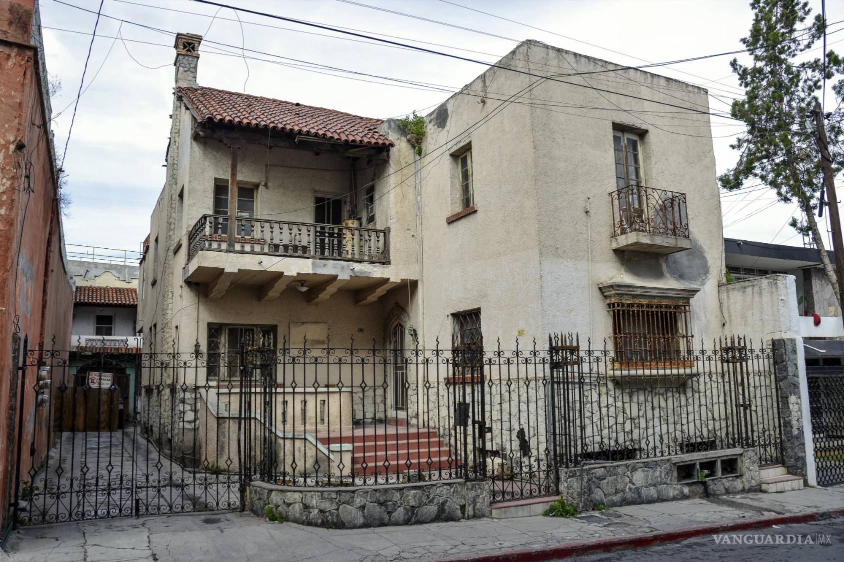 $!Desde la Plaza de Armas hasta la intersección con la calle Ramón Corona, la calle Zaragoza presenta casi como un museo una serie de casas antiguas.