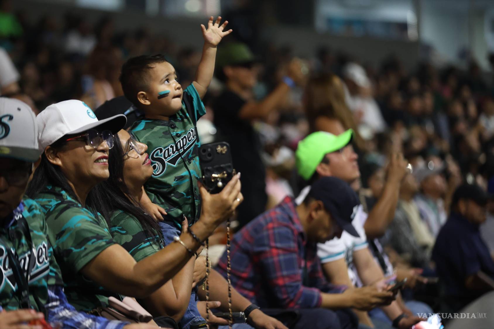 $!La temporada 2025 de los Saraperos de Saltillo comenzó con casa llena, música, fuegos artificiales y afición.
