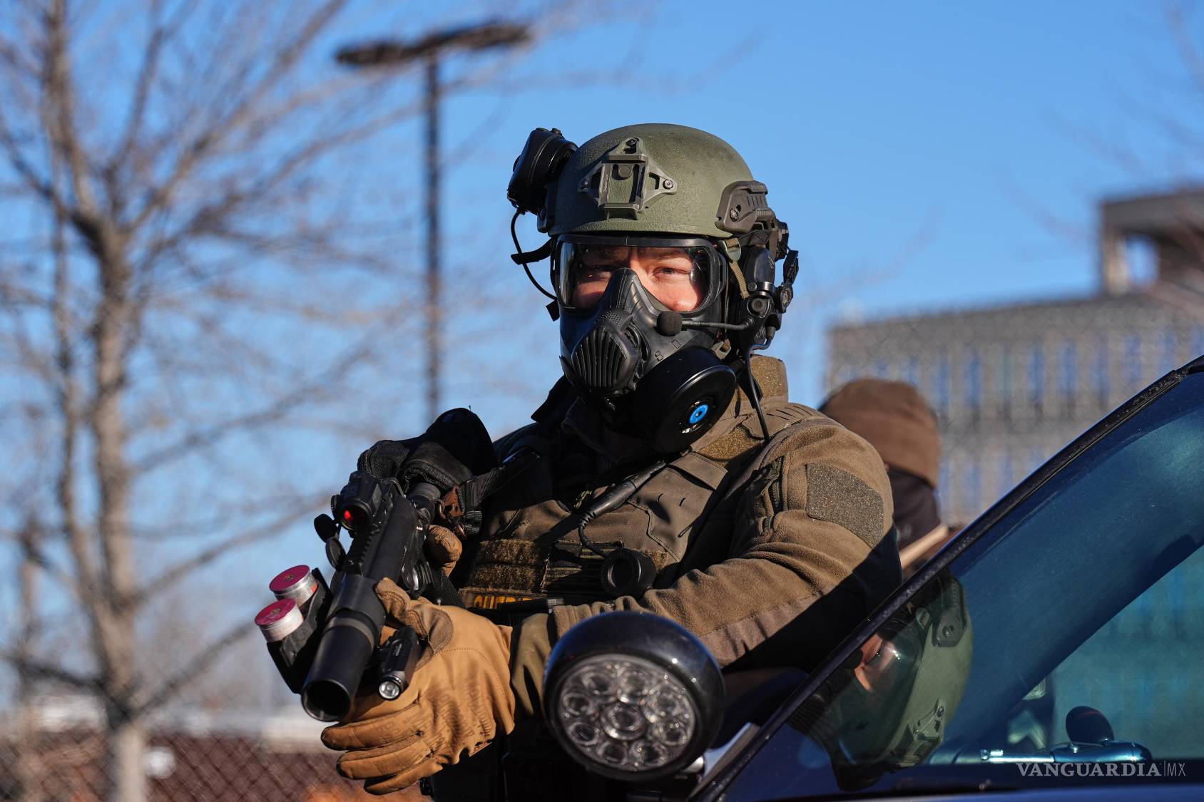 $!Un oficial del sheriff del condado de Hennepin observa durante una protesta frente al edificio federal Bishop Henry Whipple en Minneapolis.