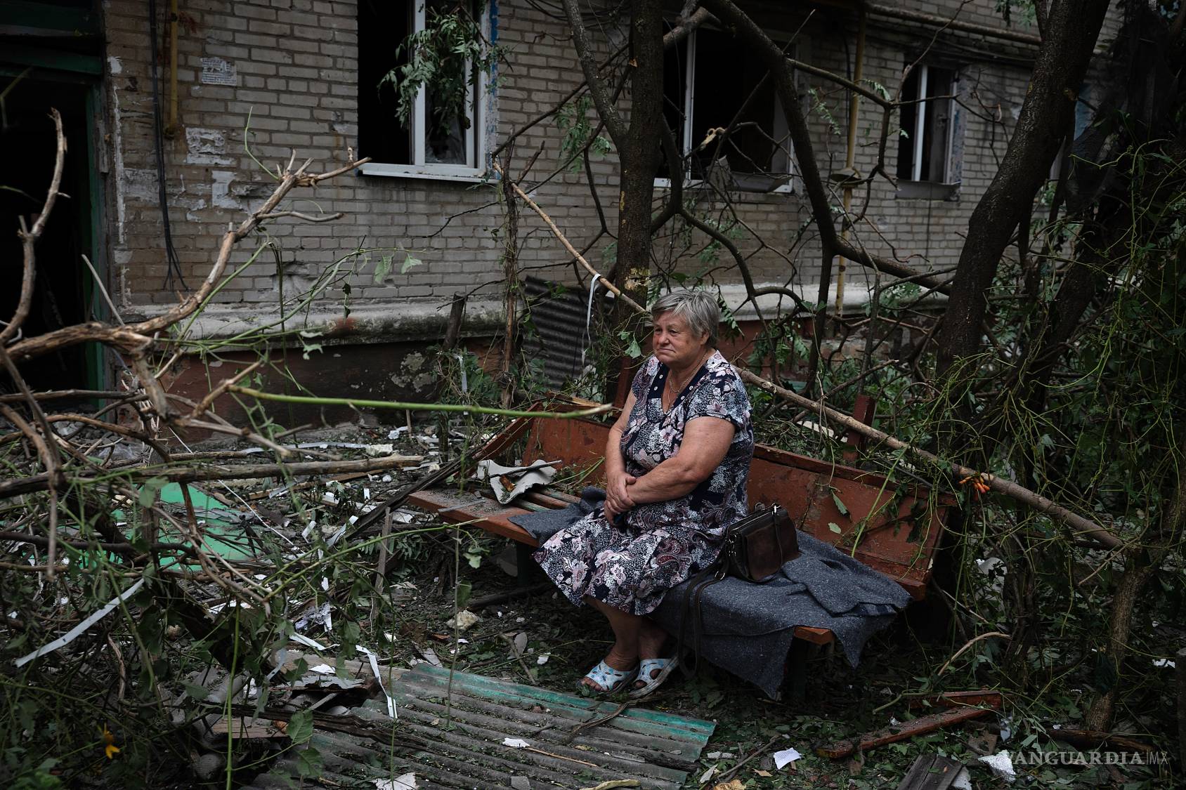 $!Un residente de edad avanzada se sienta entre los escombros dejados por un ataque con bomba planeadora contra un edificio residencial en Sloviansk, Ucrania.
