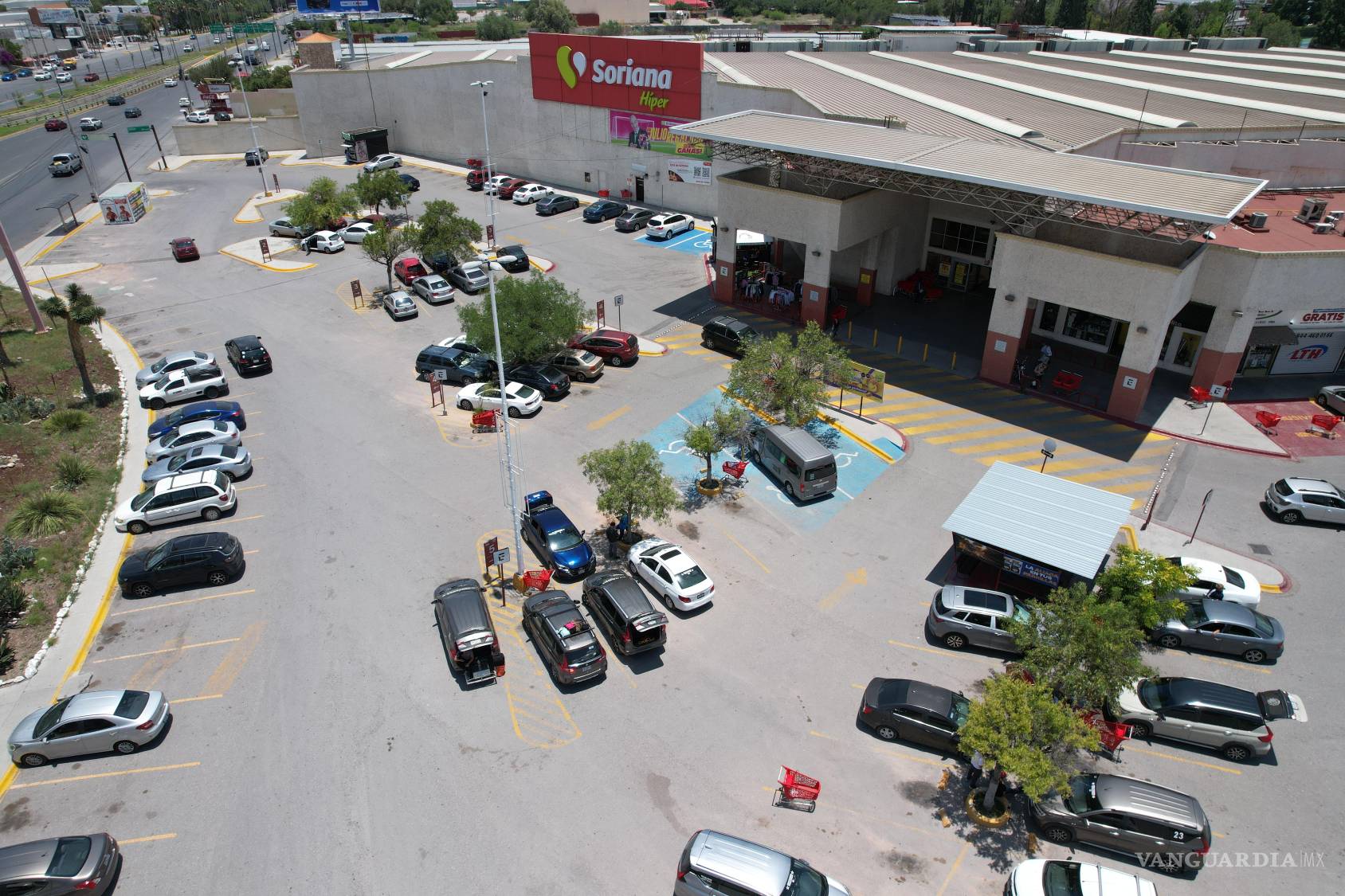 $!El recorrido termina donde empezó: en un estacionamiento común que, para quienes viajan de ciudad en ciudad, funciona como una terminal sin nombre.