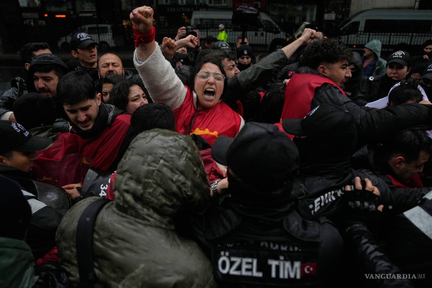 $!Sindicalistas se enfrentan con agentes de la policía turca mientras intentan llegar a la plaza Taksim, en Estambul, Turquía.