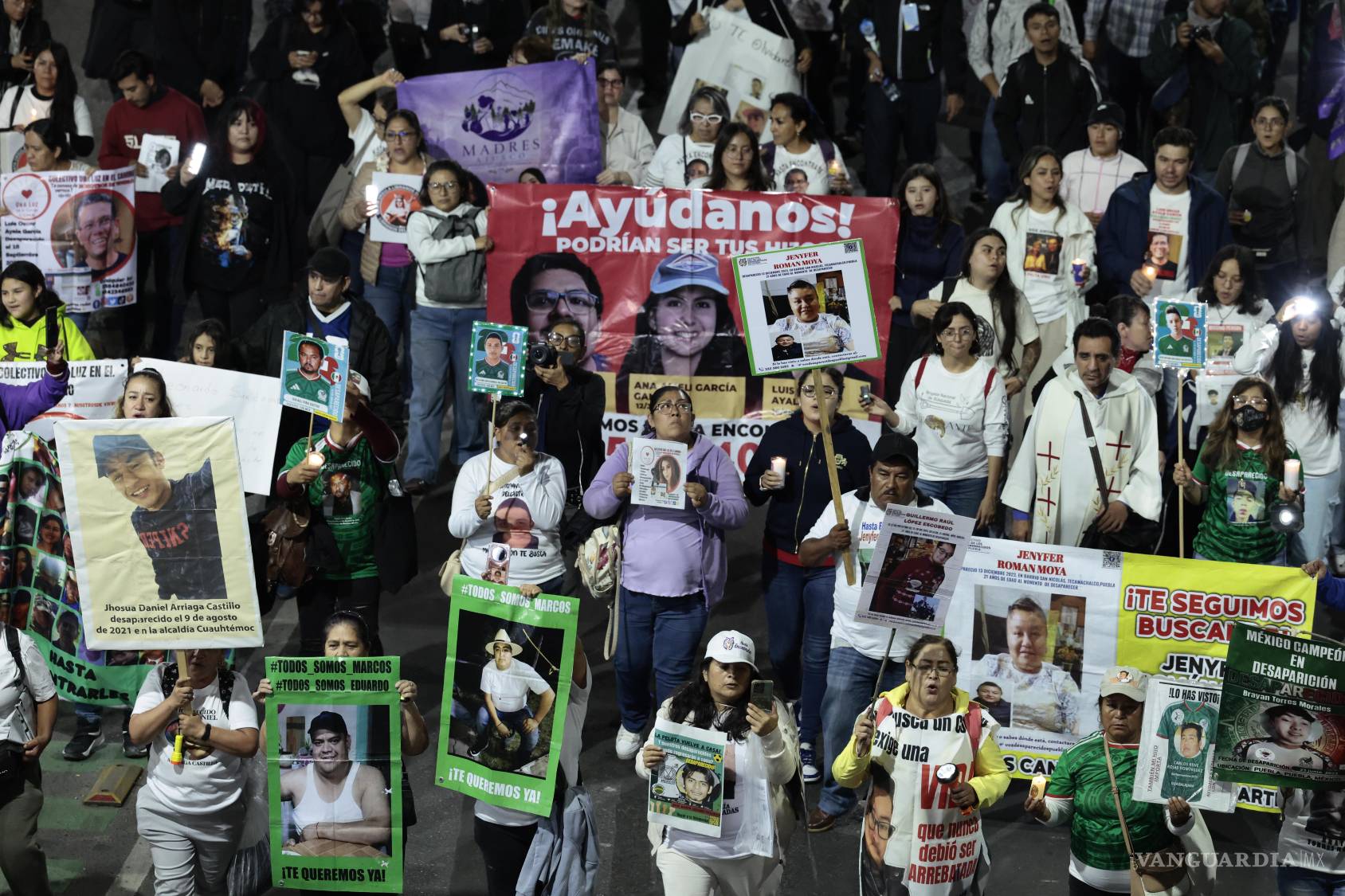 $!Miles de manifestantes fueron contenidos por la noche por un fuerte operativo policial cuando intentaban avanzar hacia el Estadio Ciudad de México (Estadio Azteca), donde en unas horas se celebrará la inauguración del Mundial 2026, en busca de visibilizar la situación que enfrenta el país con más de 133.000 personas desaparecidas.