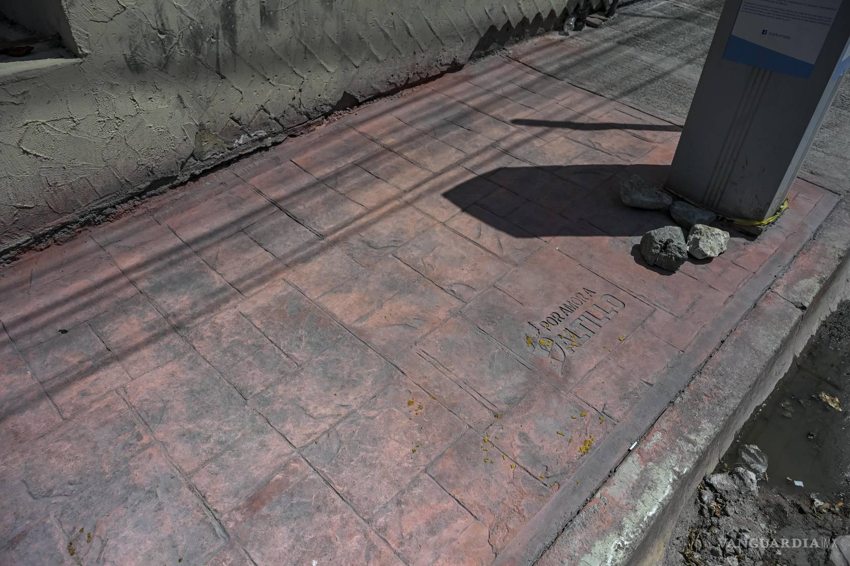 $!Las obras de mejoramiento urbano avanzan en distintas calles del primer cuadro de Saltillo.