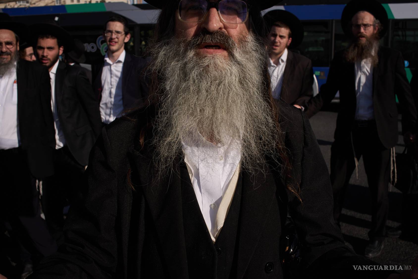 $!Judíos ultraortodoxos bloquean una carretera durante una protesta contra el reclutamiento militar en Jerusalén, el 29 de abril de 2026.
