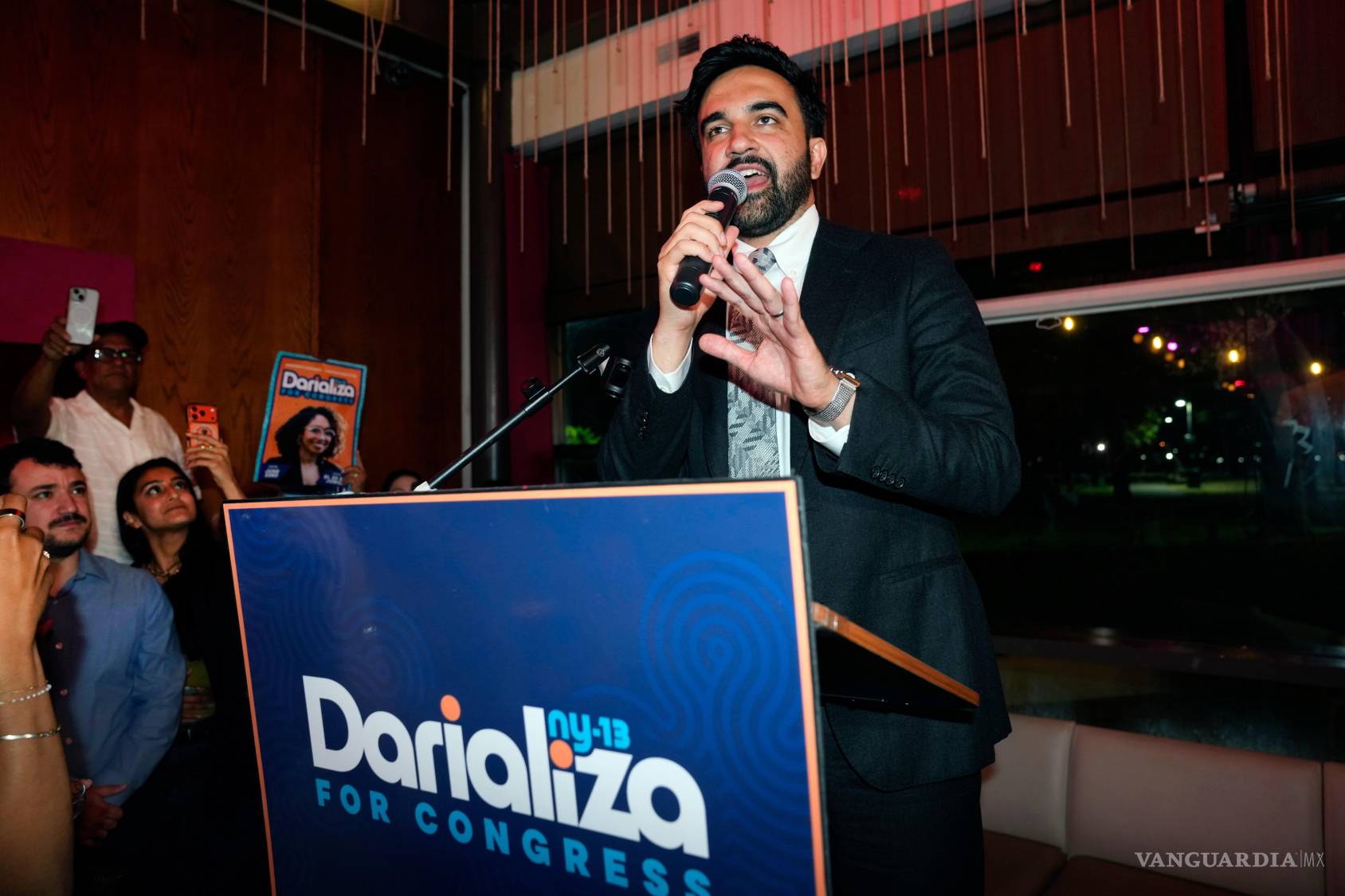 $!El alcalde de la ciudad de Nueva York, Zohran Mamdani, se dirige a los simpatizantes de la candidata demócrata al Congreso, Darializa Avila Chevalier en Nueva York.