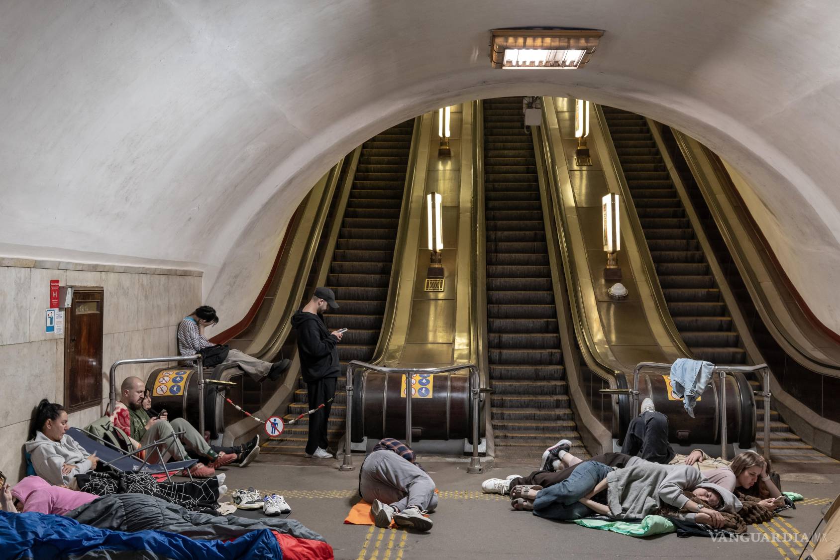 $!Personas se refugian en una estación de metro de Kiev, la capital de Ucrania, durante ataques aéreos rusos en la madrugada del jueves 30 de julio de 2026.