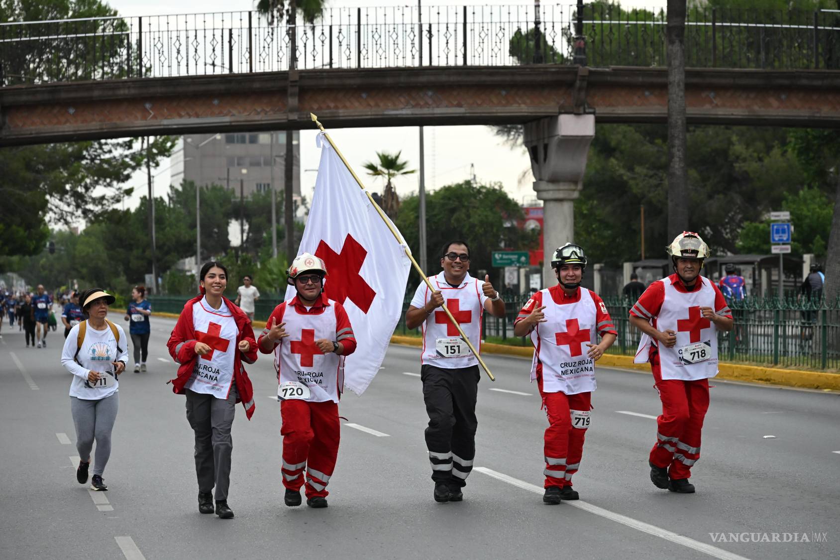 $!Elementos de Cruz Roja participaron uniformados y portaron la bandera de la institución durante el recorrido de Todo México Salvando Vidas 2026 en Saltillo.