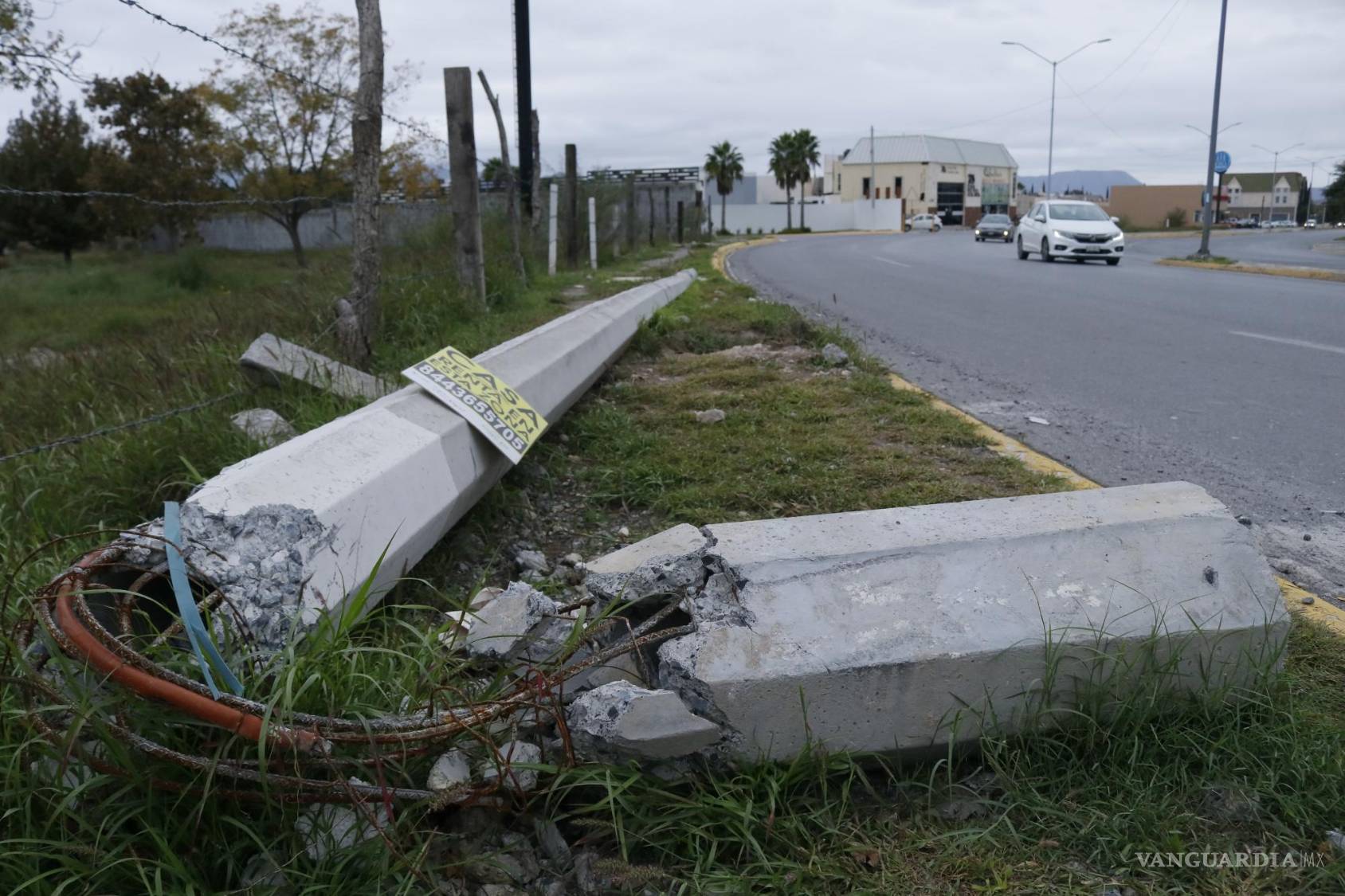 $!Diversos obstáculos hay en muchas áreas destinadas a banqueta.