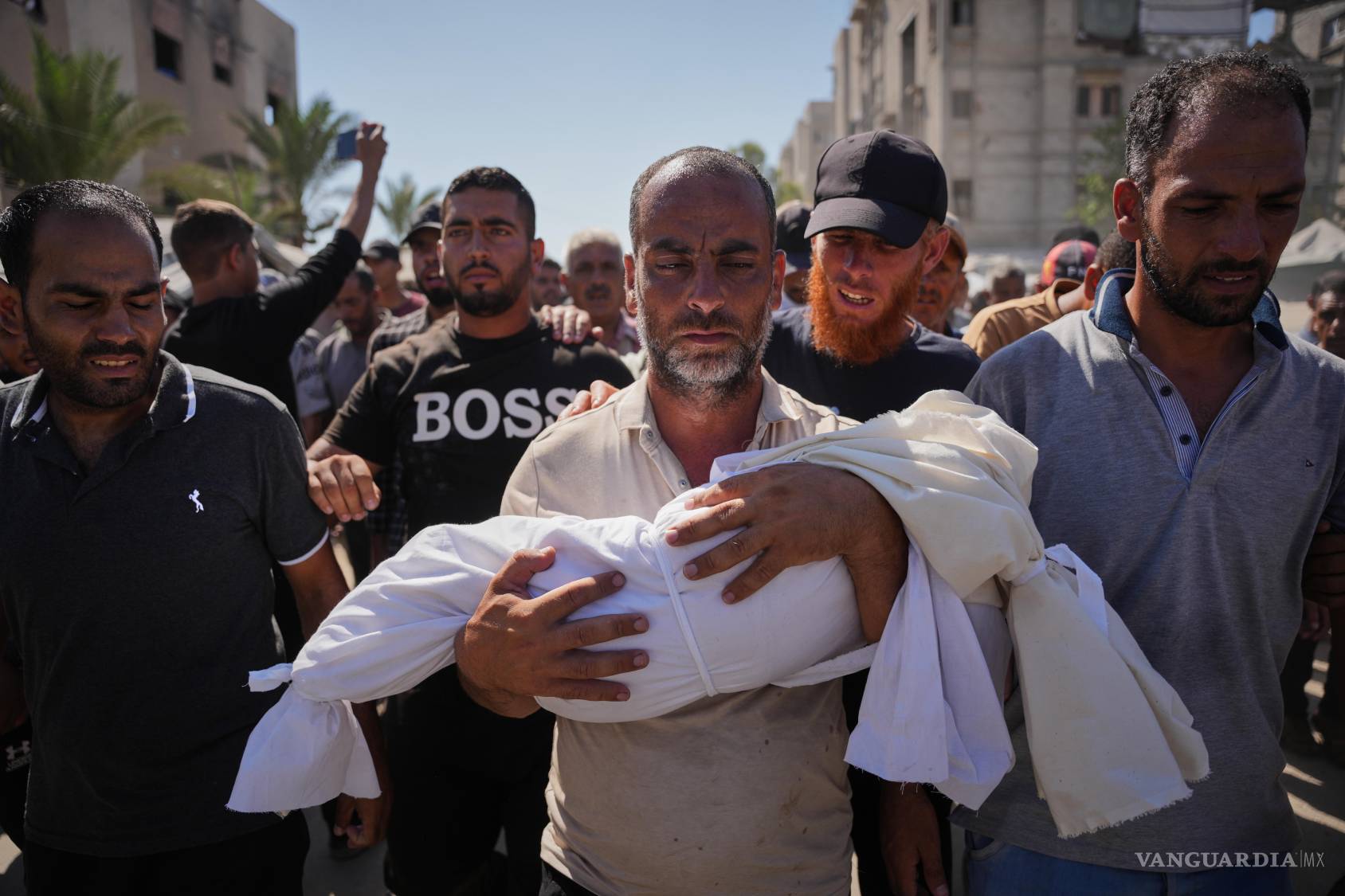 $!Thaer Abu Daraz carga con el cadáver de su hija, que murió junto a su madre en un ataque israelí a un campamento de desplazados en Jan Yunis, Gaza.