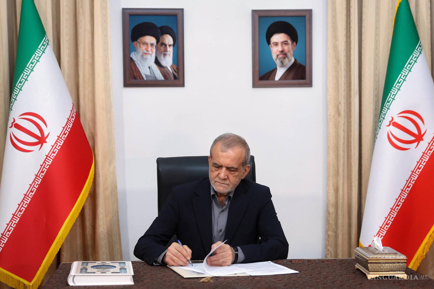 $!El presidente iraní Masoud Pezeshkian firma un memorando de entendimiento, suscrito por el presidente de EU Donald Trump, para poner fin a la guerra.