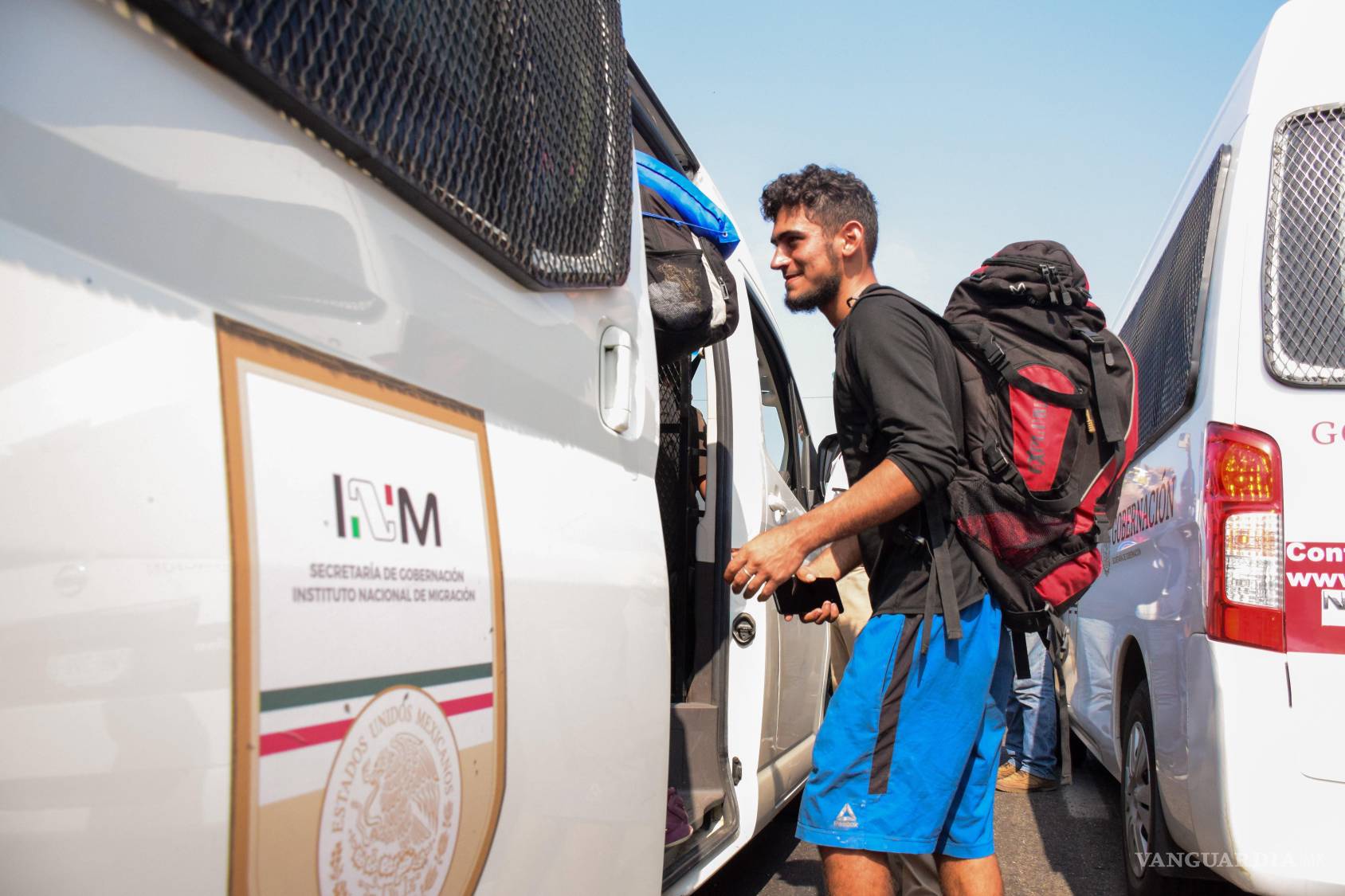 $!Miles de hombres parten cada año desde México y Centroamérica en autobuses fletados hacia las granjas del norte. El programa H-2A permite a los trabajadores extranjeros obtener ingresos significativamente mayores sin tener que arriesgarse a cruzar la frontera ilegalmente.