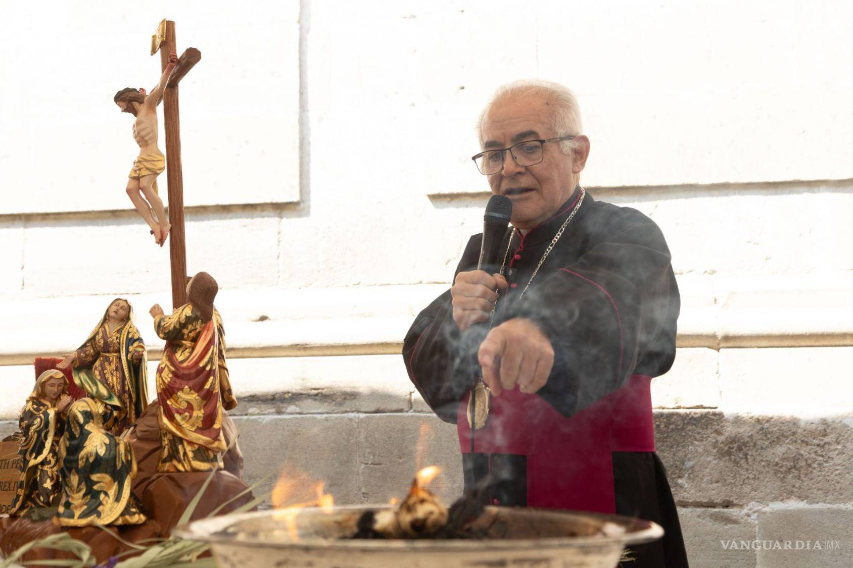 $!El padre Manuel Corral Martín muestra como se hace la preparación de las cenizas que son usadas el Miércoles de Ceniza en Ciudad de México.