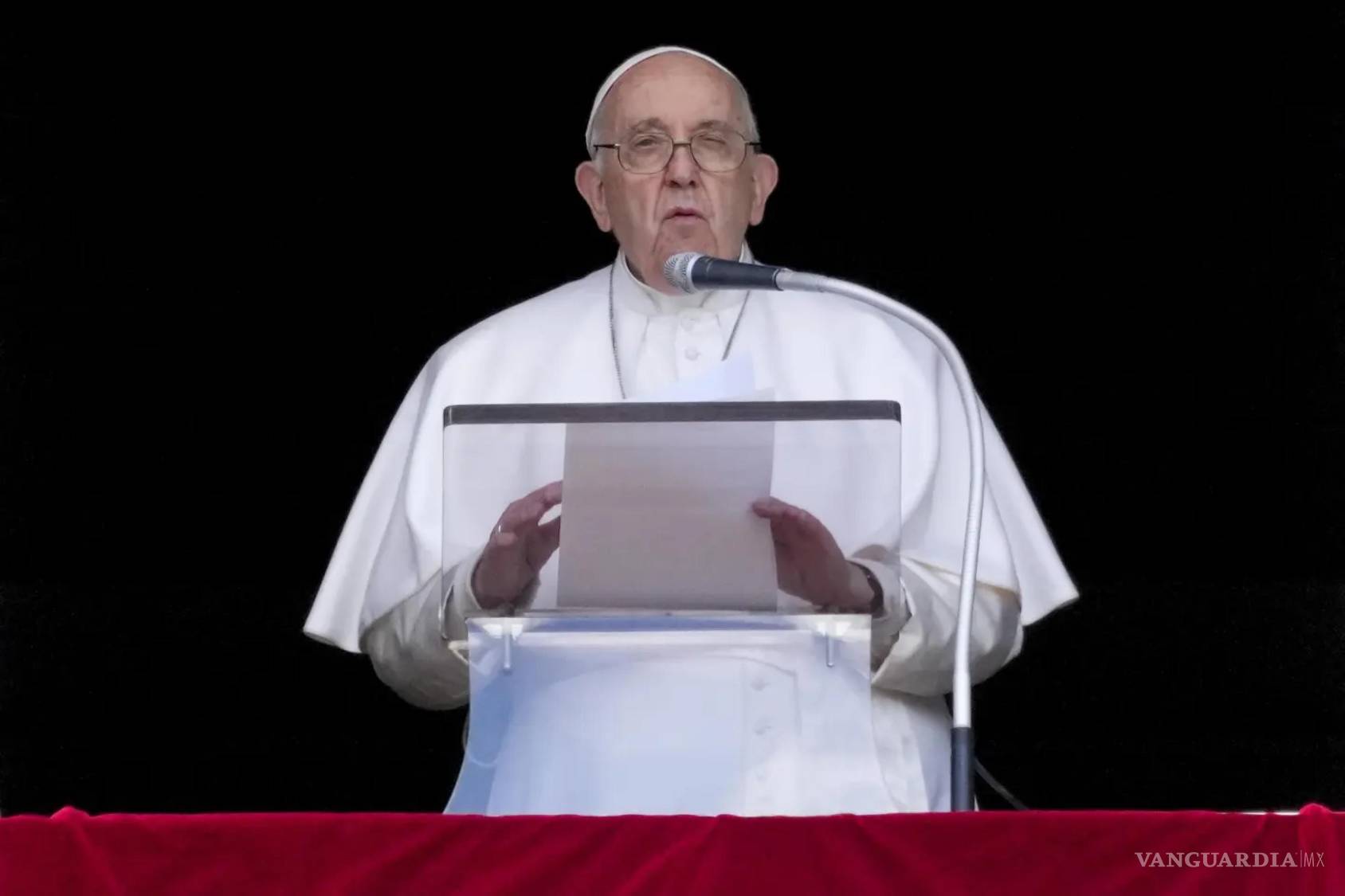 $!El papa Francisco pronuncia en la oración del Regina Coeli desde la ventana de su estudio con vistas a la Plaza de San Pedro, en el Vaticano, el 16 de abril de 2023.