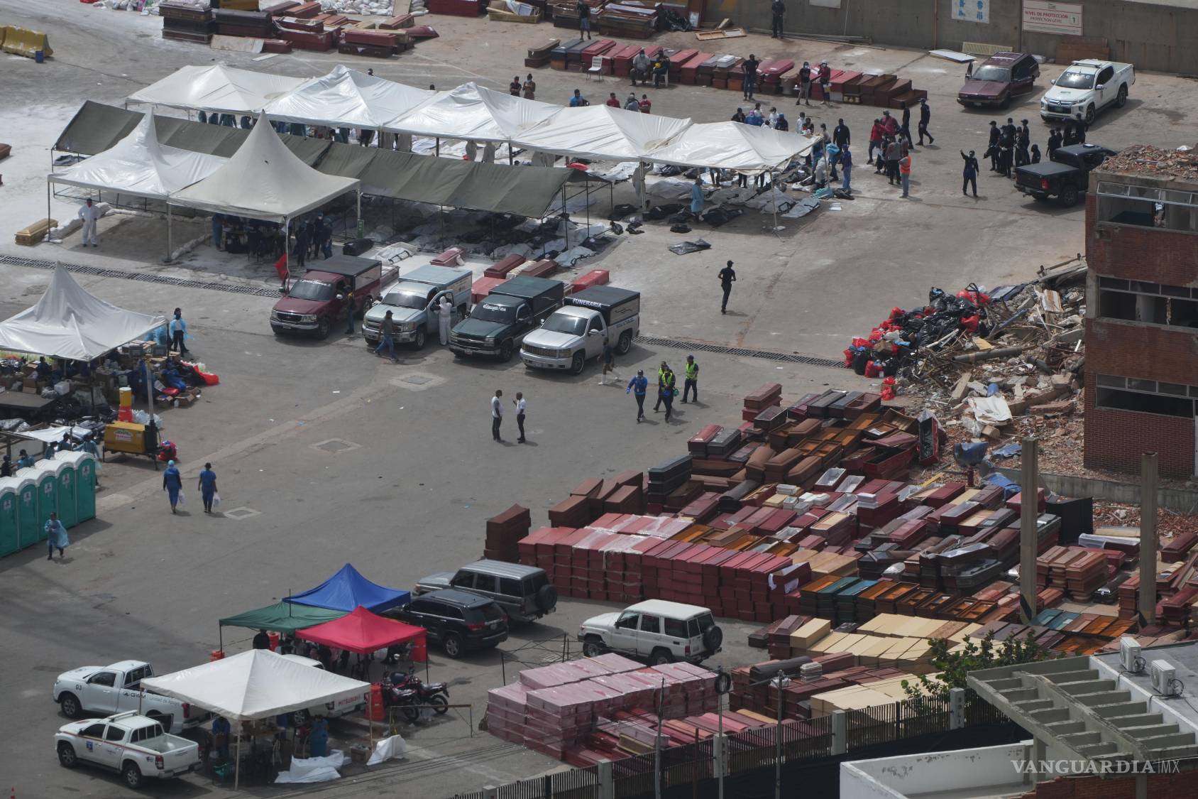 $!Personal forense clasifica los cuerpos de las víctimas de los terremotos, el sábado 4 de julio de 2026, en el puerto de La Guaira, Venezuela.