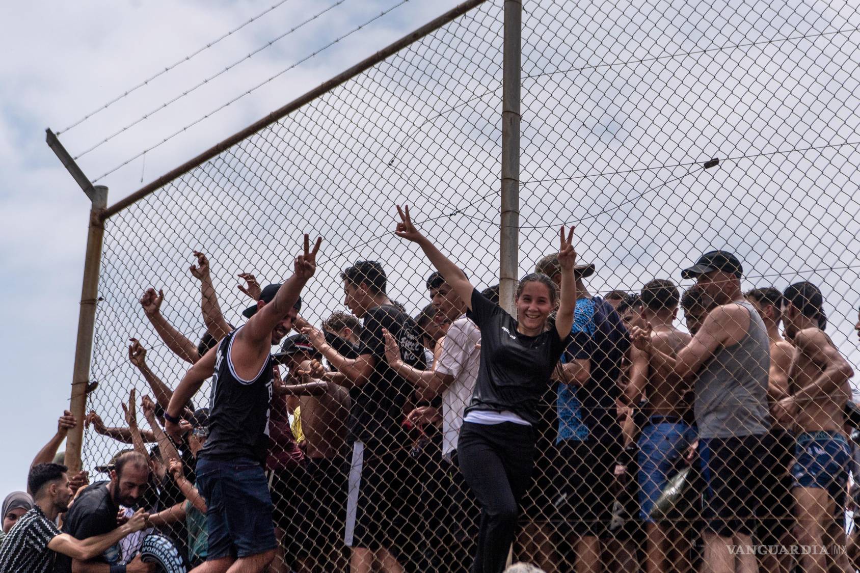$!Migrantes cruzan el jueves 30 de julio de 2026 desde Marruecos al enclave español de Ceuta.