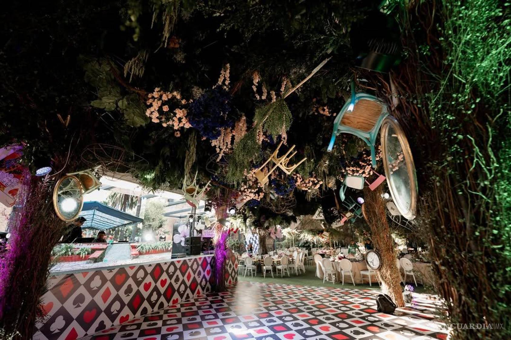 $!Pedida millonaria en Guanajuato: Desata polémica lujosa fiesta estilo Alicia en el País de las Maravillas