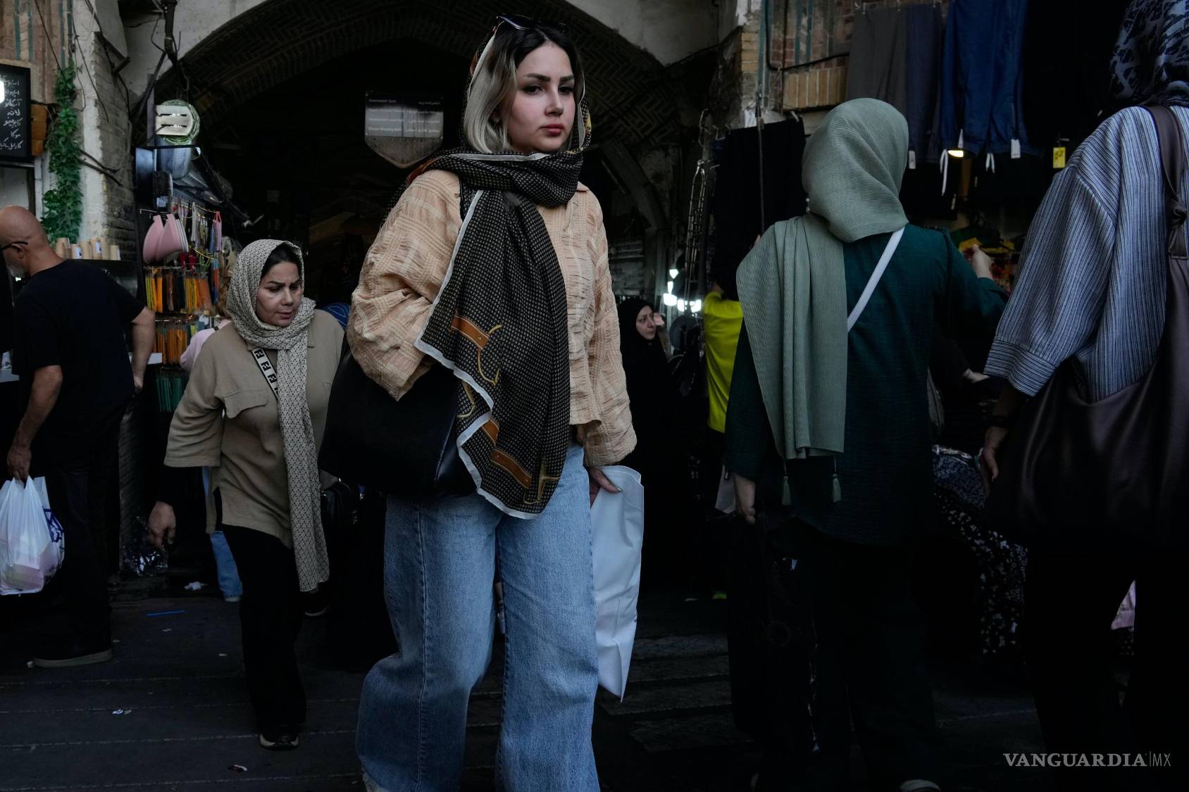 $!Varias personas caminan por el tradicional gran bazar de Teherán, el sábado 8 de agosto de 2026, en Irán.