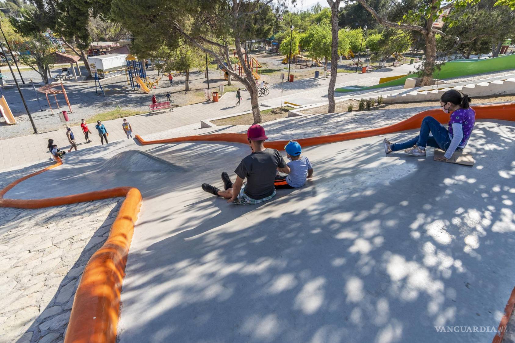 $!Resbaladeros ubicados a un costado del lago de la Deportiva.