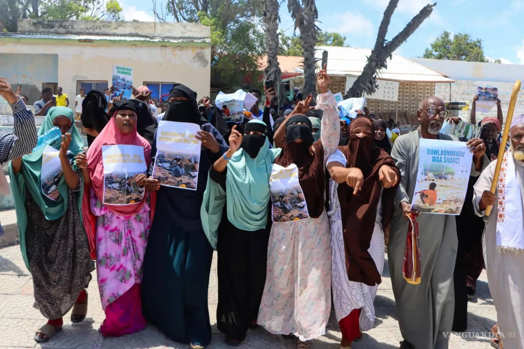 $!Manifestantes se concentran contra los desalojos forzosos y los problemas de tierras en Mogadiscio, Somalia, el 10 de mayo de 2026.