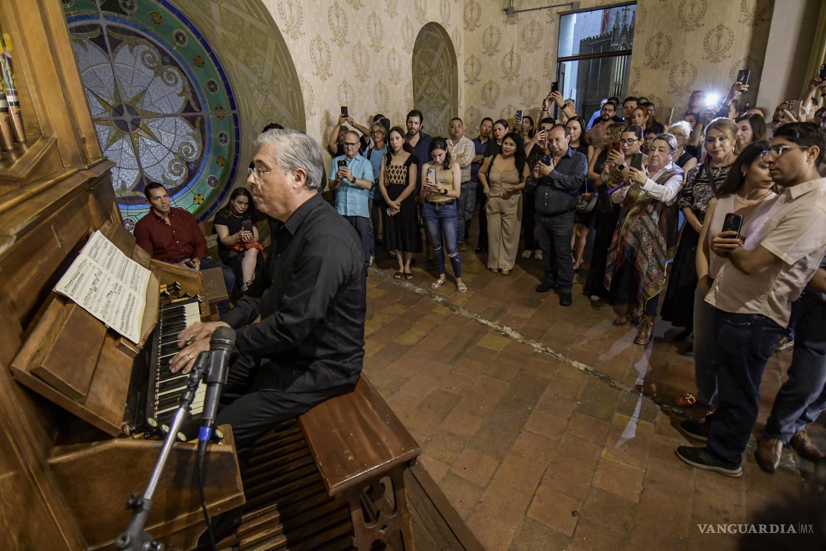 $!El recinto religioso fue el ideal para la noche llena de música, historia y sabor.