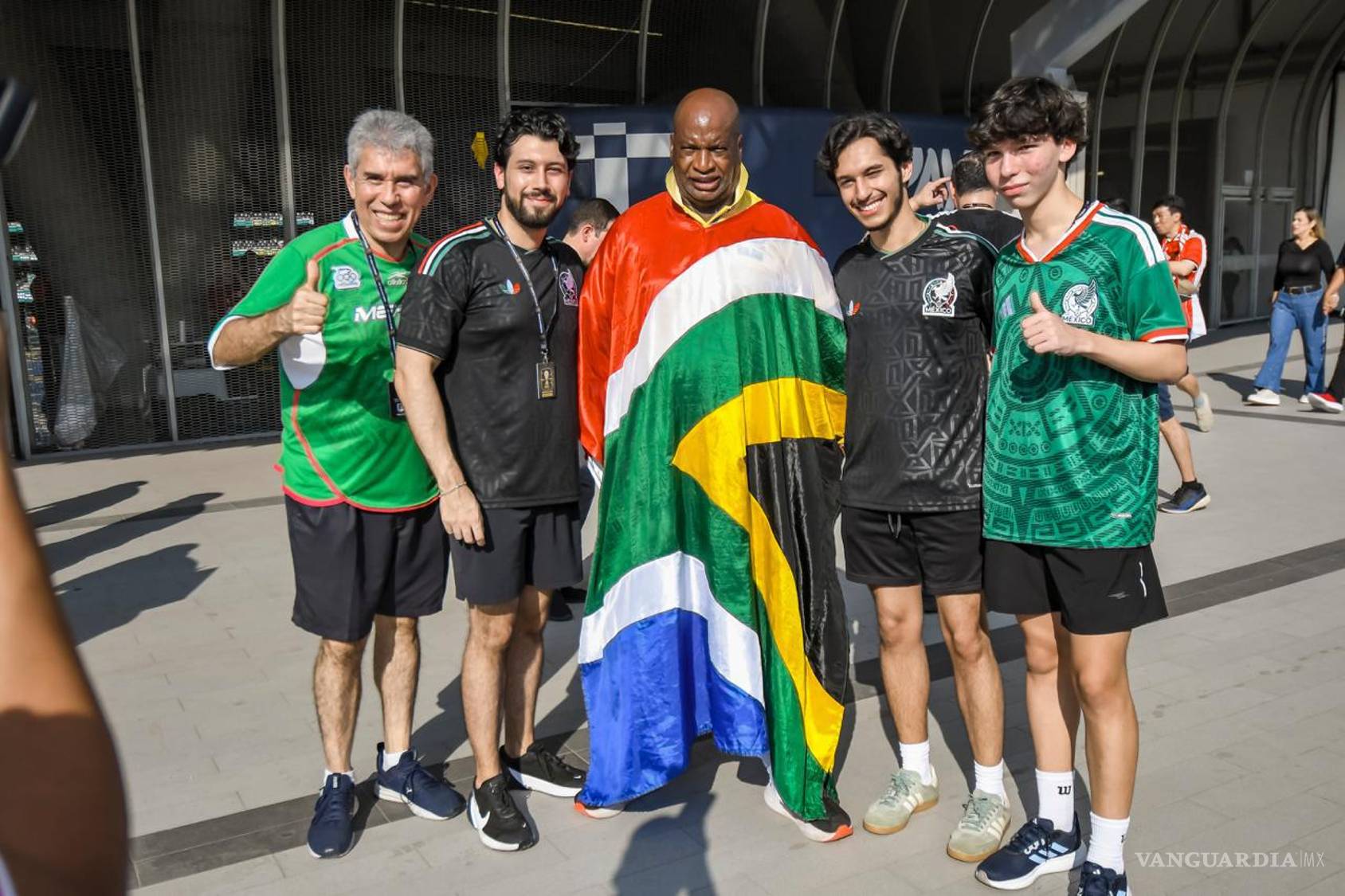 $!Aficionados de Corea del Sur y sudafricanos recorrieron las calles de Monterrey antes del partido, emocionados por vivir su primera experiencia mundialista en México.