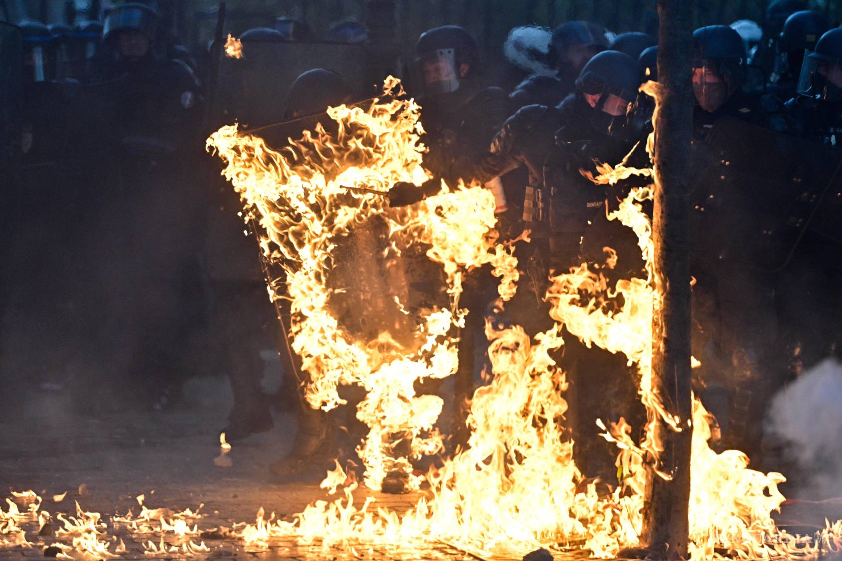 $![Al menos 296 personas ha sido arrestados este sábado en Francia en el tercer sábado consecutivo]