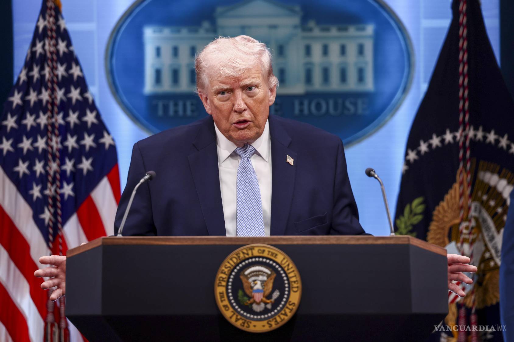 $!Donald Trump responde a una pregunta de los medios de comunicación durante una rueda de prensa sobre Irán desde la Casa Blanca en Washington.