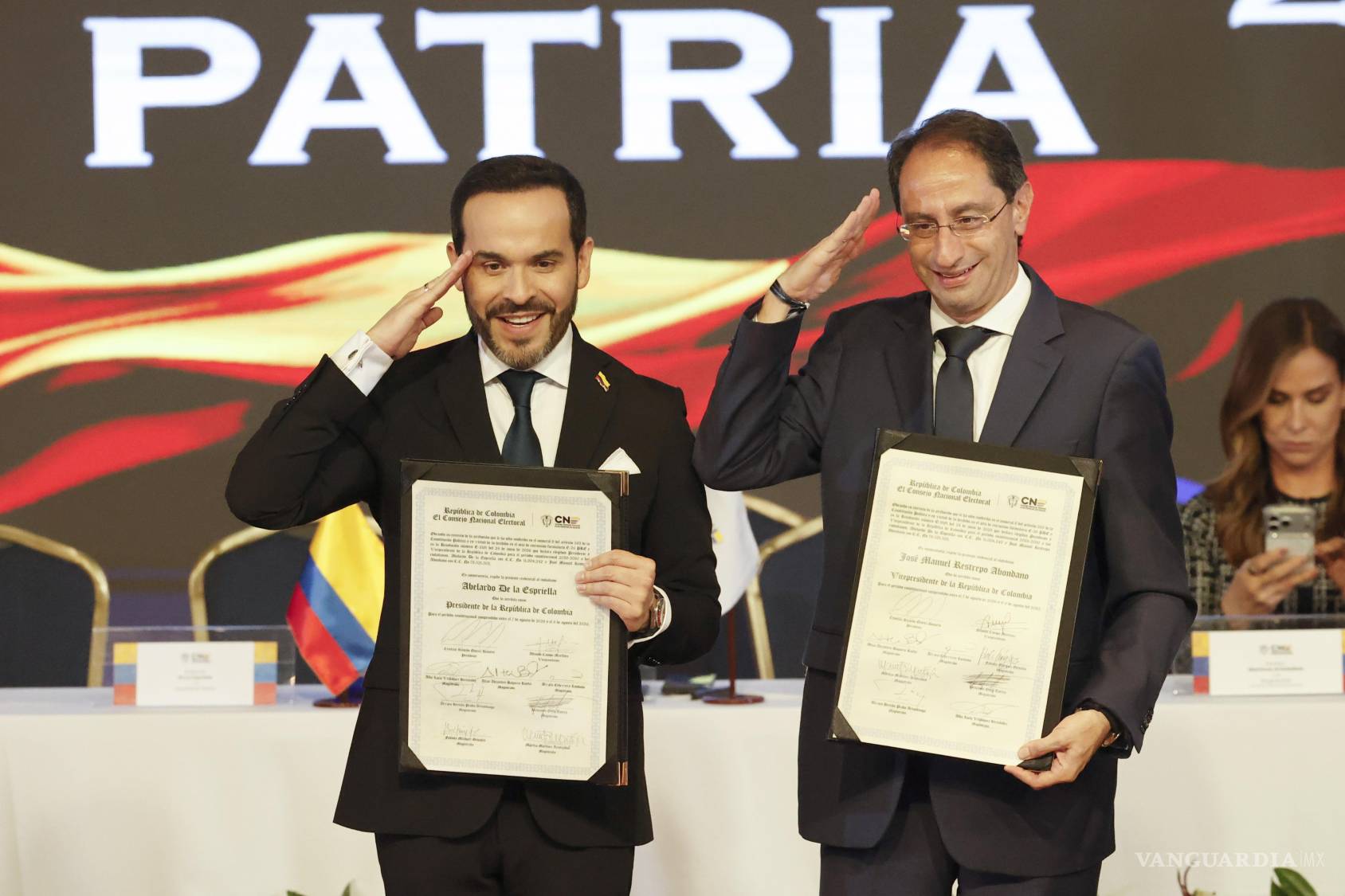 $!El ultraderechista Abelardo de la Espriella durante la entrega por parte del Consejo Nacional Electoral (CNE) de su credencial como presidente electo de Colombia tras ganar la segunda vuelta de las elecciones en Bogotá (Colombia).