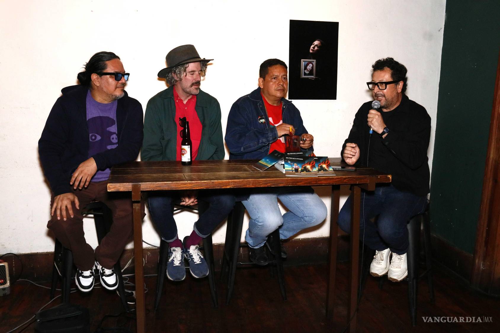 $!La literatura detrás de la música: Presentan el booklet del álbum ‘Selfies with drones’ en el Cerdo de Babel