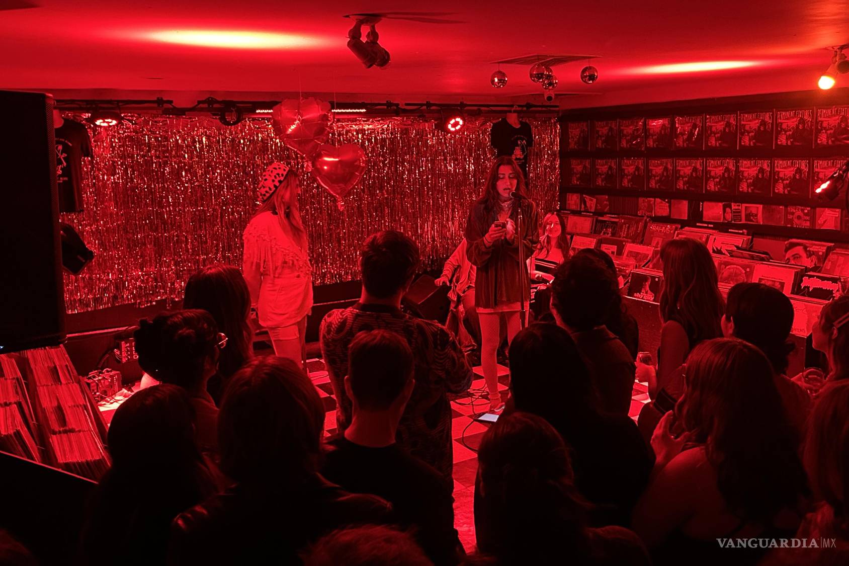 $!Ahora presentan a sus amigos como si fueran candidatos en campaña durante eventos en bares y se suman a clubes para conocer nuevas personas.