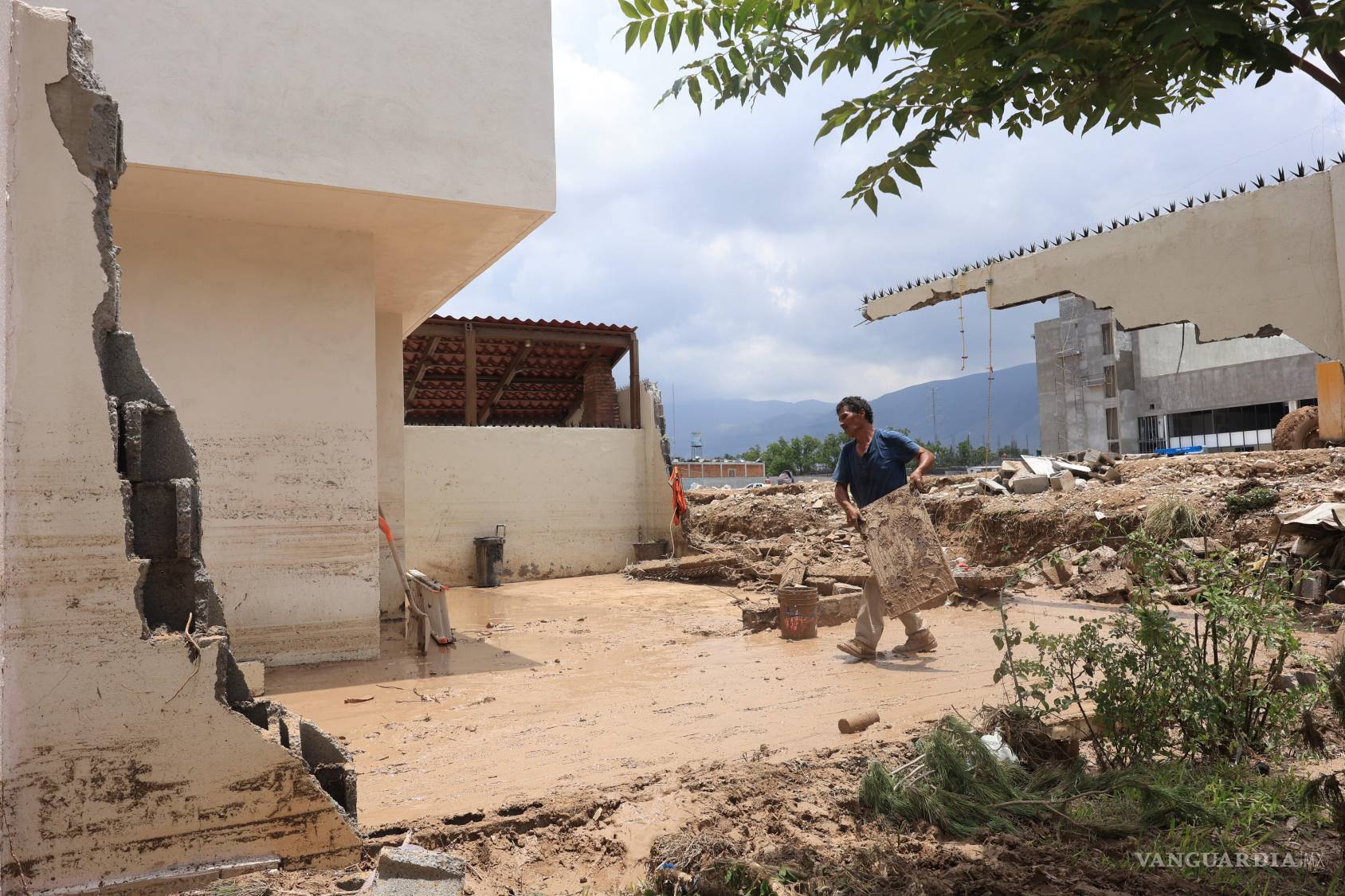 $!Vecinos del fraccionamiento Terranova trabajaron durante horas para sacar el agua y el lodo de las viviendas afectadas por la tormenta del domingo.