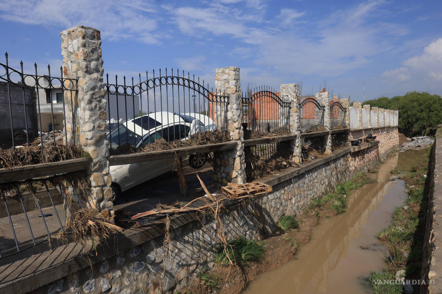 $!Vecinos afectados se quejaron de los daños en viviendas, autos y comercios tras las intensas lluvias de julio.