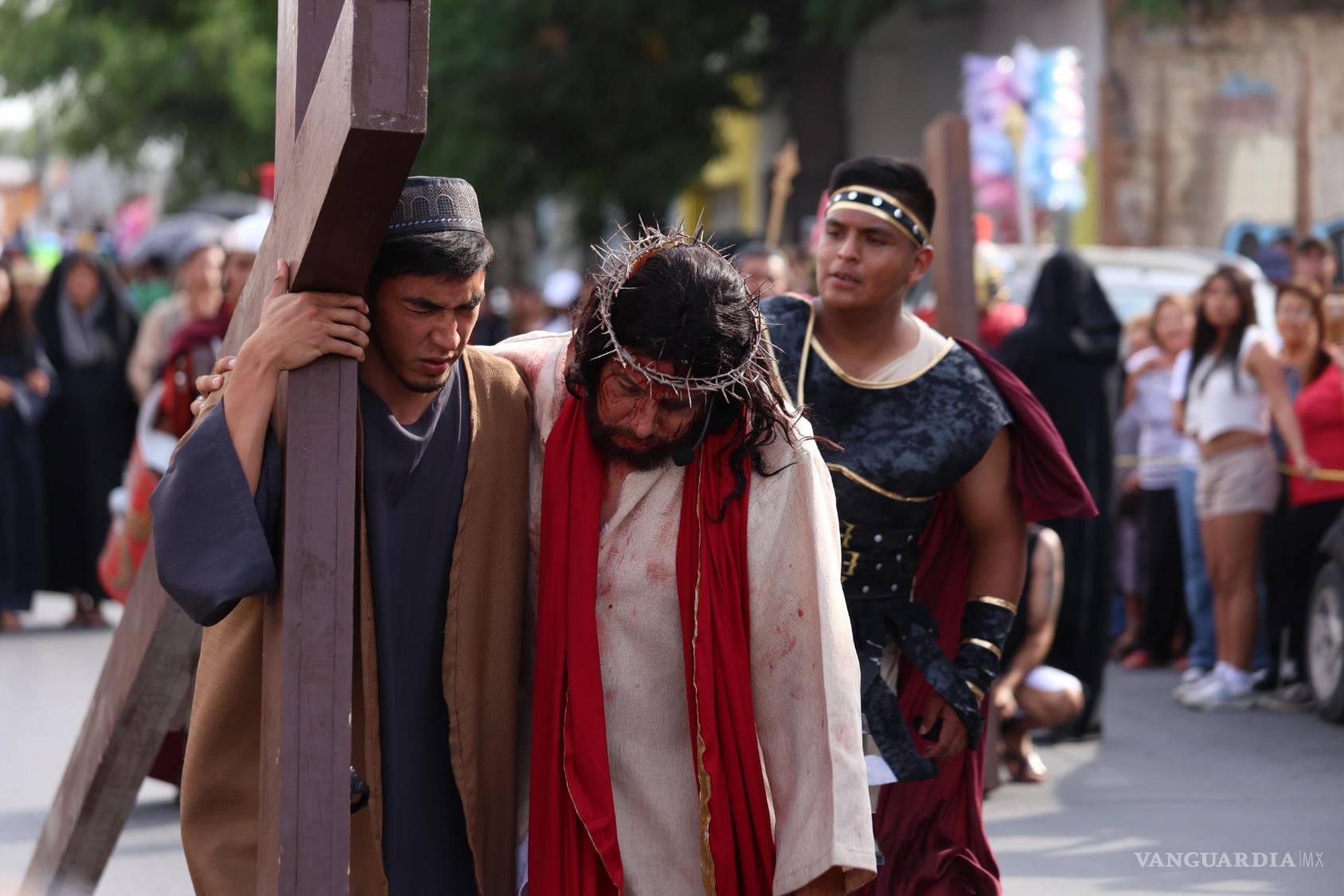 $!Simón de Cirene se acercó para ofrecerle ayuda a Jesús mientras cargaba la cruz.