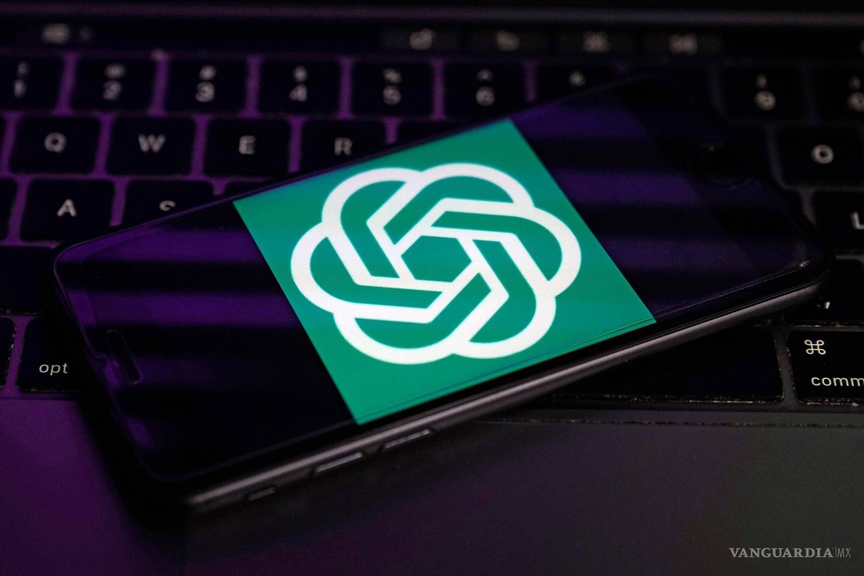 $!logotipo de OpenAI, empresa creadora de ChatGPT, en la pantalla de un teléfono móvil, en Nueva York, el martes 31 de enero de 2023.