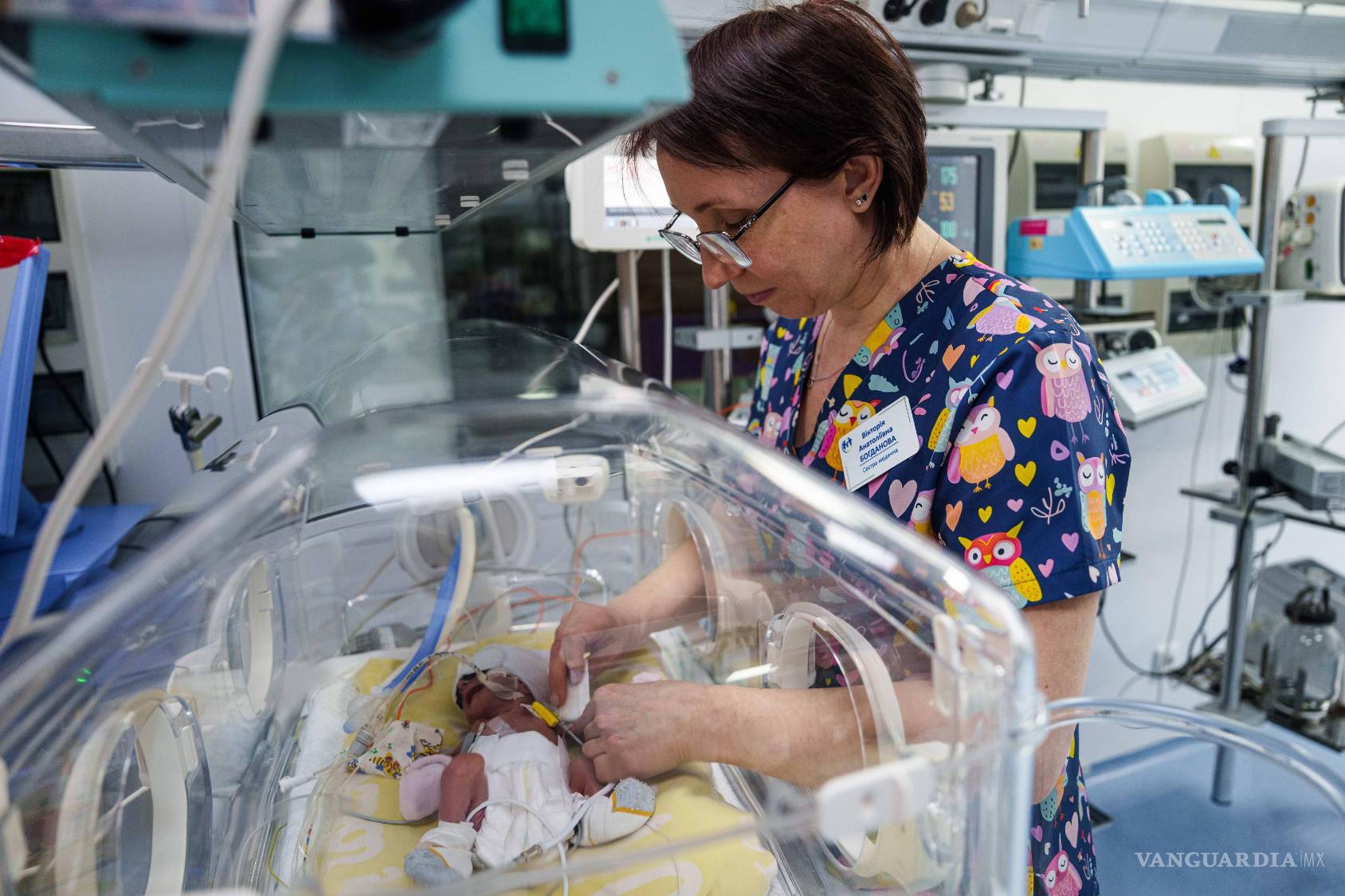 $!La enfermera Victoria Bohdanova cambia el pañal de un bebé prematuro dentro de una incubadora en el centro perinatal regional de Zaporiyia, Ucrania.