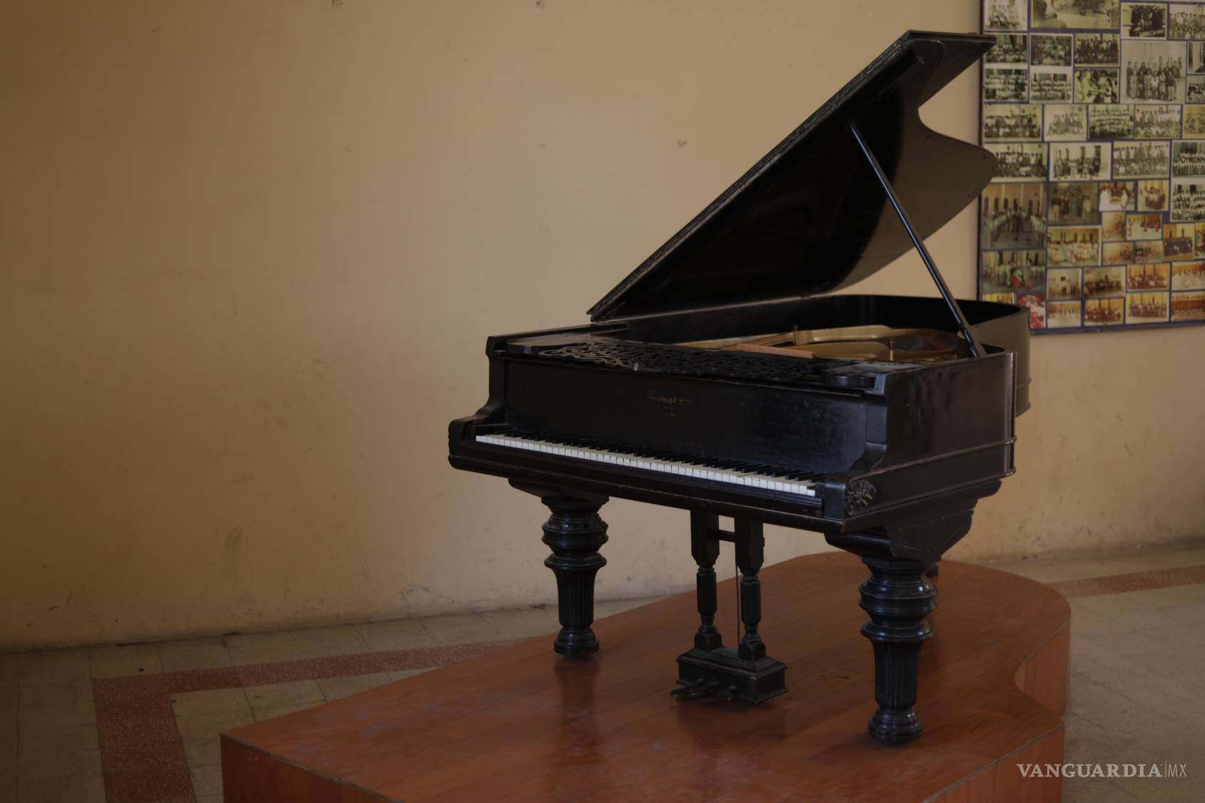 $!El instrumento conserva su caja negra, patas torneadas, atril ornamental y buena parte de su estructura original.
