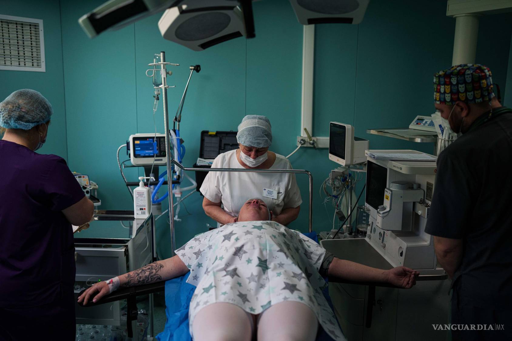 $!Un médico tranquiliza a Olha Karpenko antes de una cesárea en el centro perinatal regional de Zaporiyia, Ucrania.