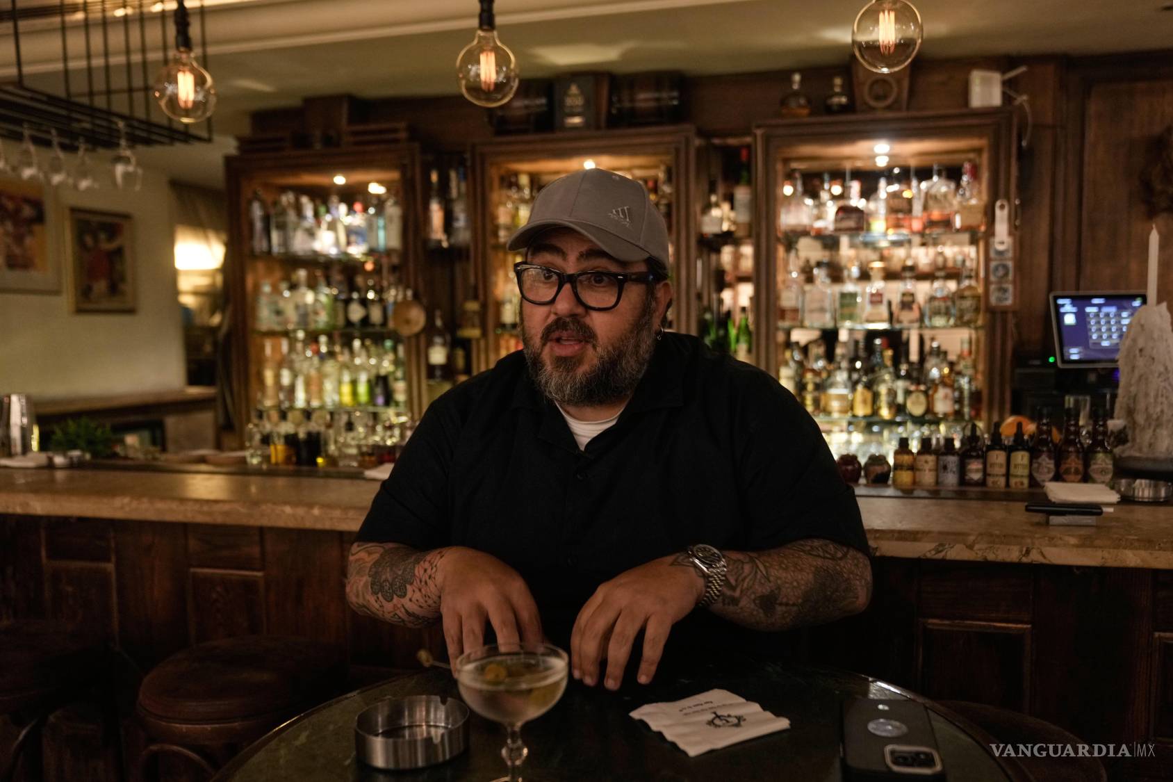 $!Riad Aboulteif, propietario de bares y restaurantes, habla en entrevista con The Associated Press en su bar de la calle Hamra en Beirut.