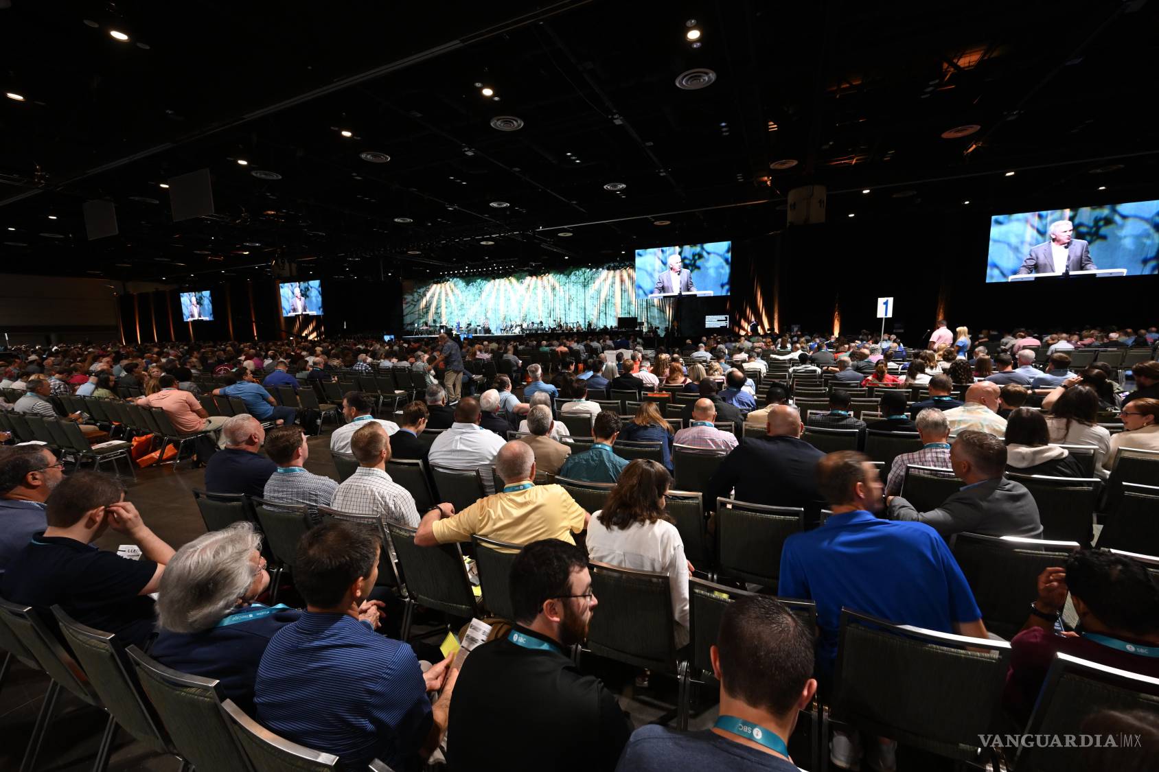 $!Asistentes escucharon una presentación durante la reunión anual de la Convención Bautista del Sur, el martes 9 de junio de 2026, en Orlando, Florida.