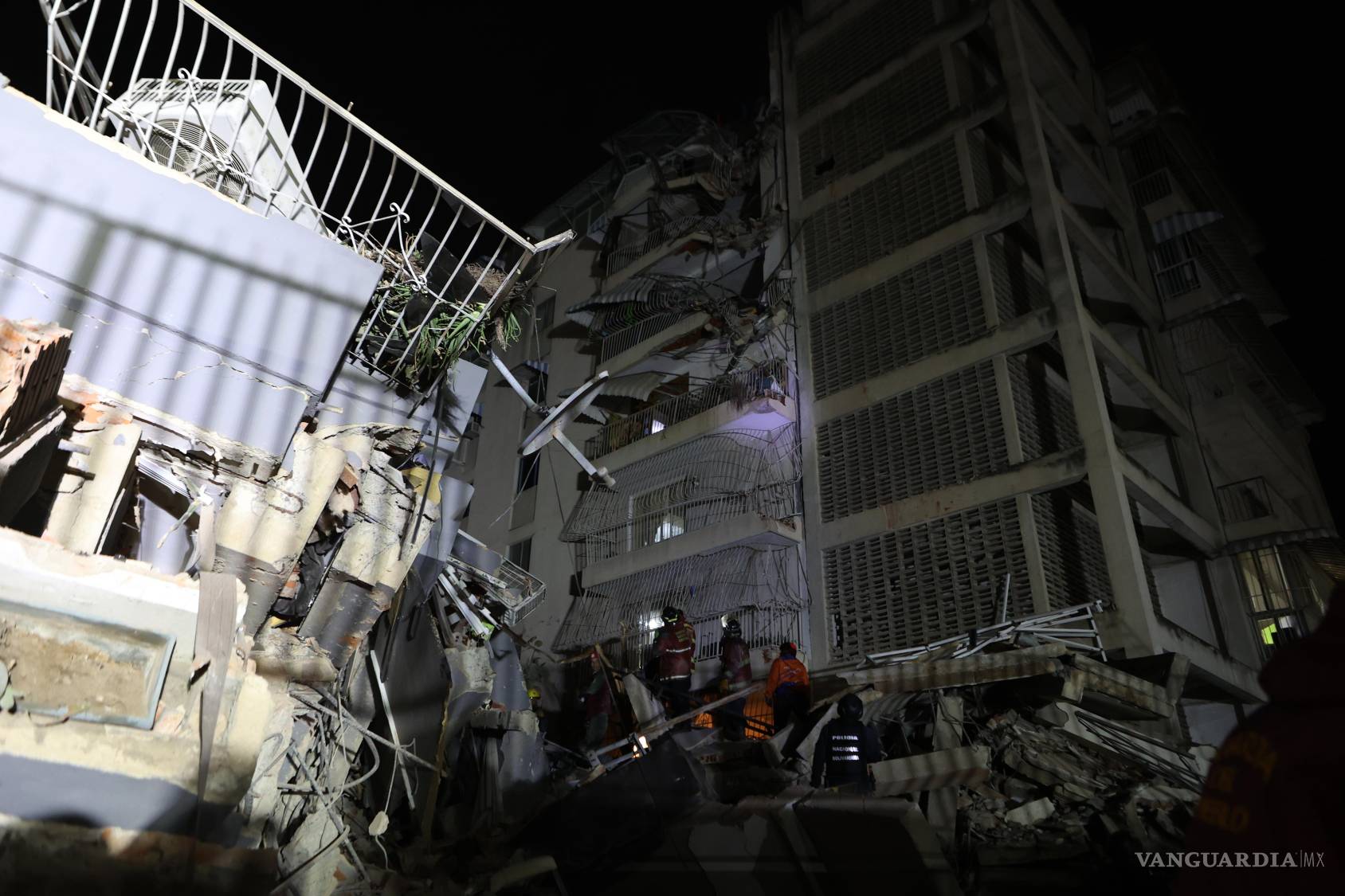 $!Equipos de rescate inspeccionan un edificio dañado tras un terremoto en Caracas, Venezuela.