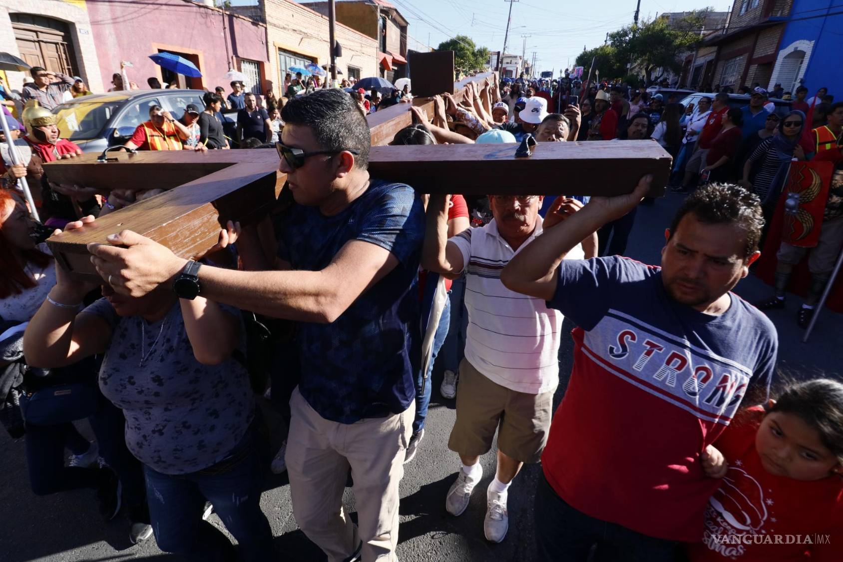 $!La representación de Jesús cargando la cruz conmovió a los espectadores durante el recorrido.