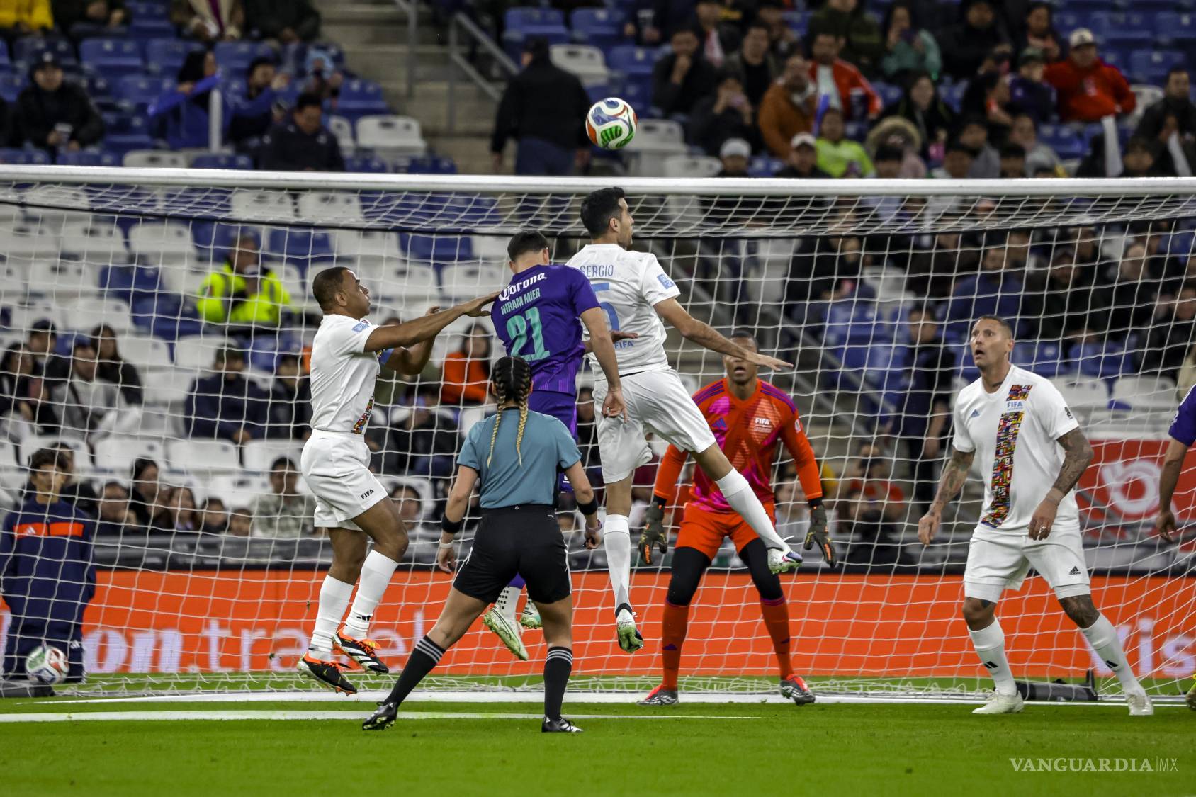 $!Jugadores disputan el balón durante un intenso juego de futbol, en una jornada marcada por la emoción en la cancha y el apoyo constante de la afición.